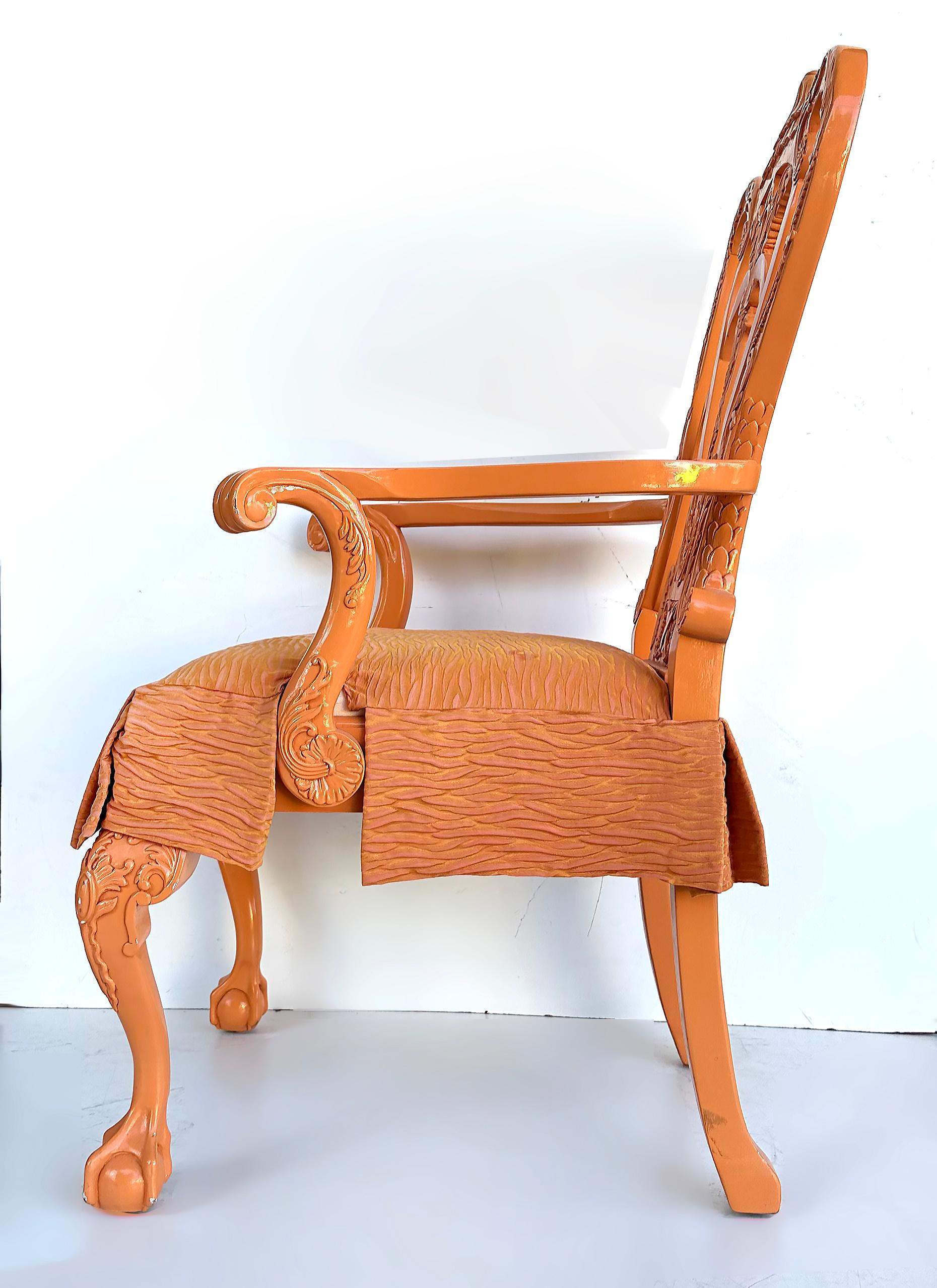 Fauteuil laqué stylisé à boules et griffes, détails sculptés de chinoiserie Bon état - En vente à Miami, FL