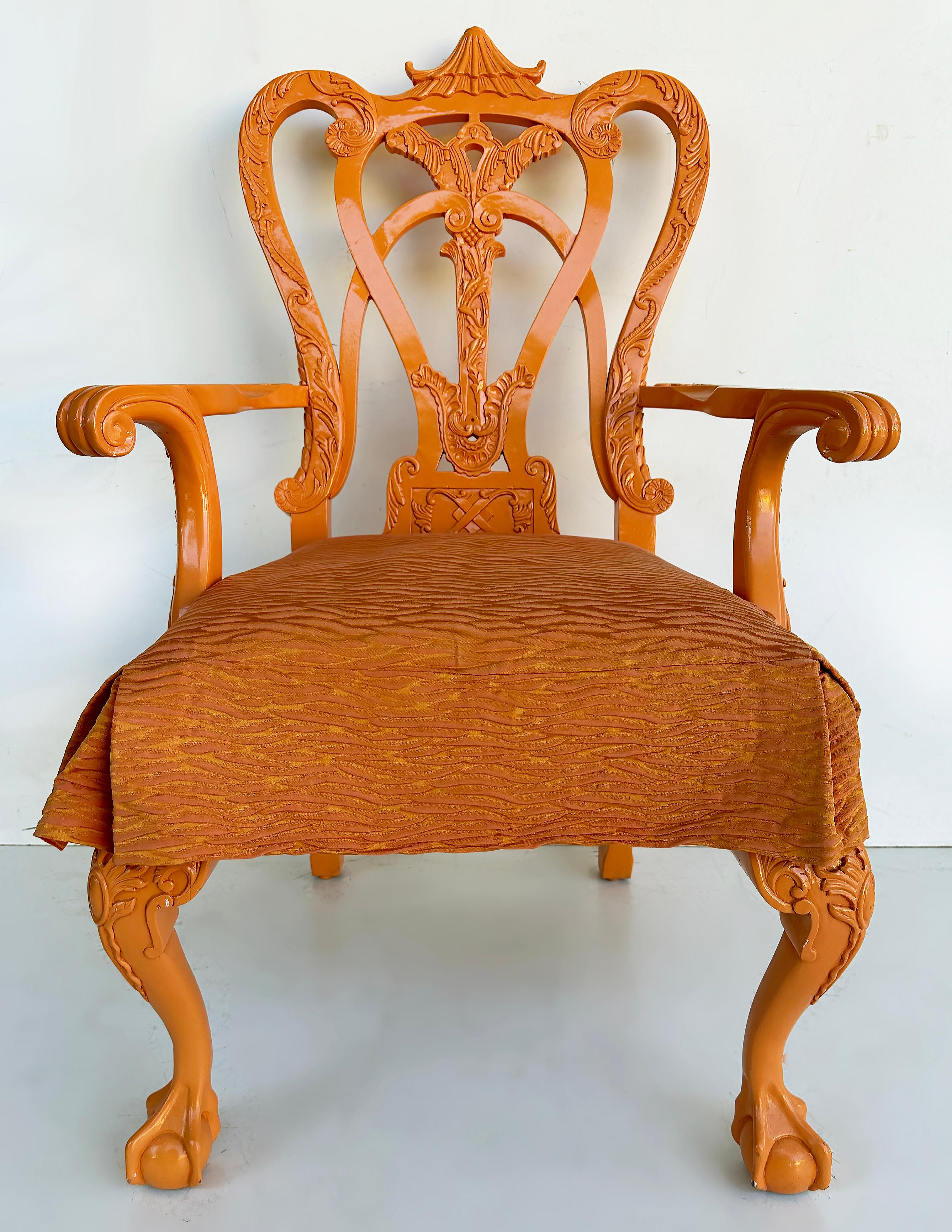 20ième siècle Fauteuil laqué stylisé à boules et griffes, détails sculptés de chinoiserie en vente