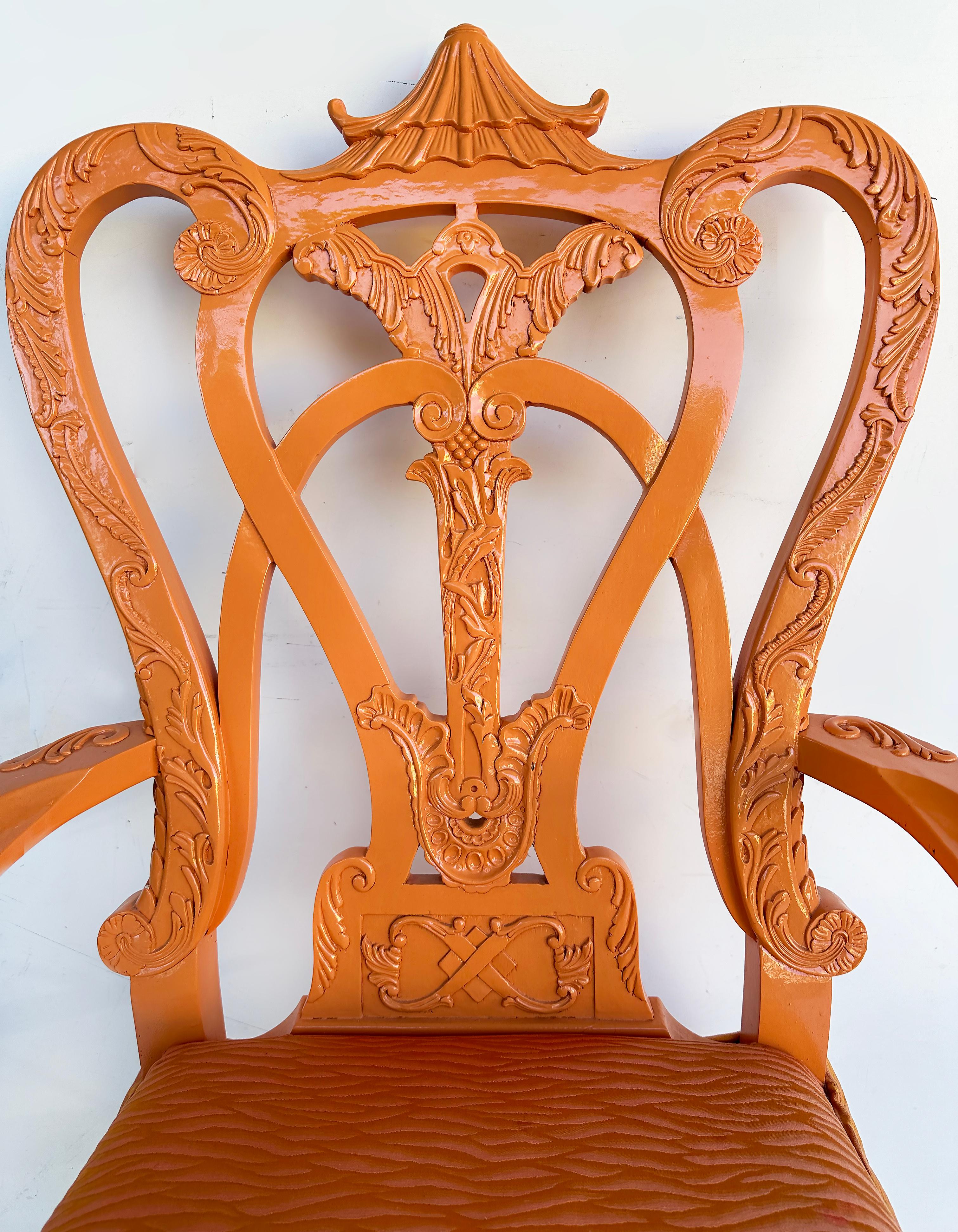 Tissu Fauteuil laqué stylisé à boules et griffes, détails sculptés de chinoiserie en vente