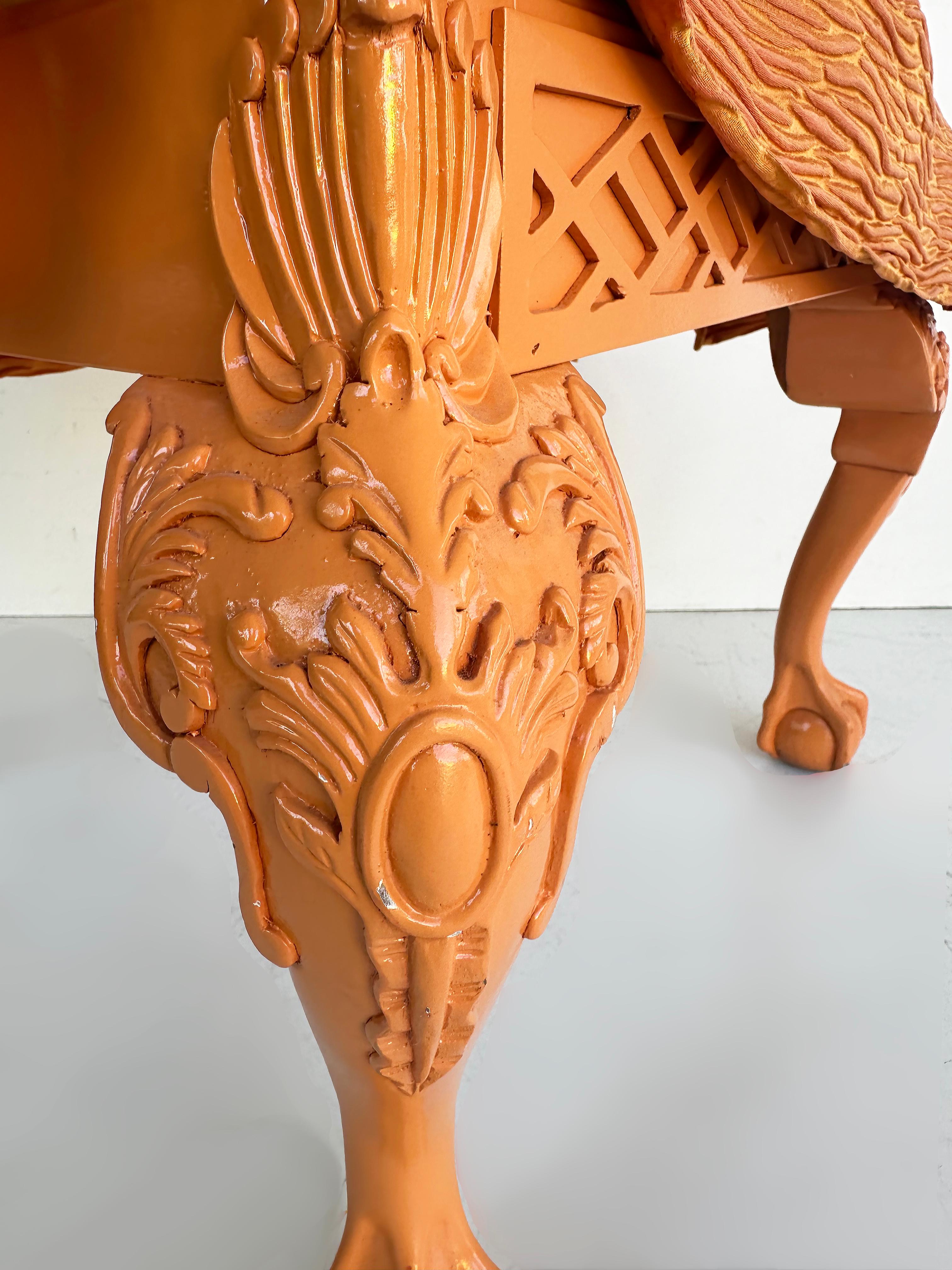 Fauteuil laqué stylisé à boules et griffes, détails sculptés de chinoiserie en vente 2
