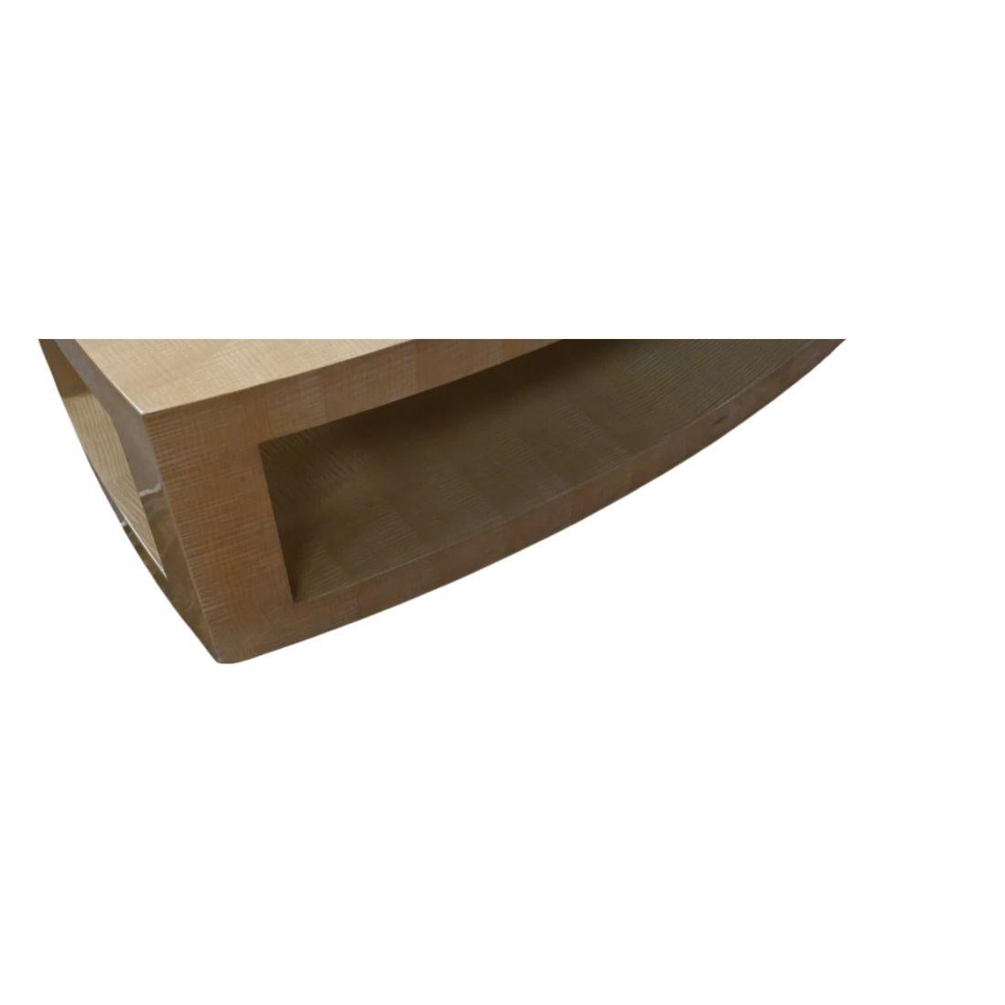 Cette élégante table basse à deux niveaux de forme oblongue, fabriquée en sycomore laqué par J. Robert Scott, incarne la sophistication raffinée et le style intemporel. La finition laquée lisse et élégante met en valeur la beauté naturelle du bois