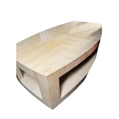 Mesa de centro oblonga de dos niveles de sicomoro lacado