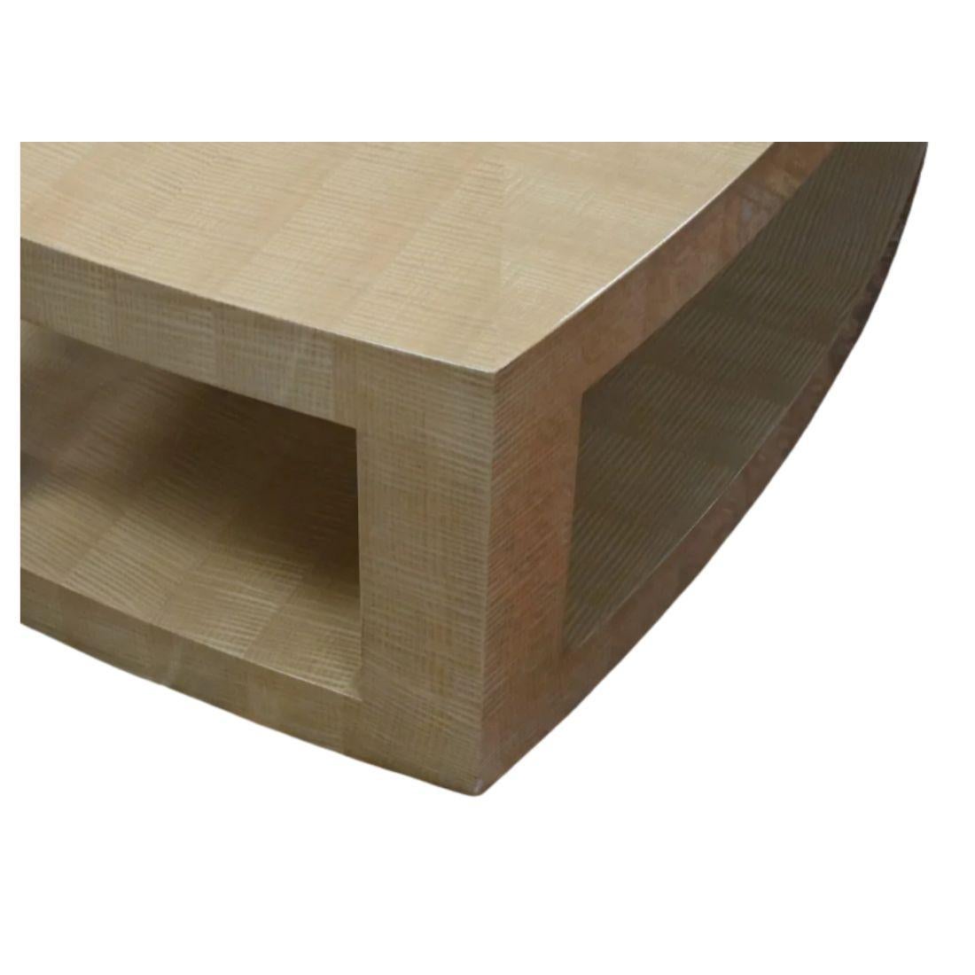 Laqué Table basse oblongue à deux niveaux en sycomore laqué en vente