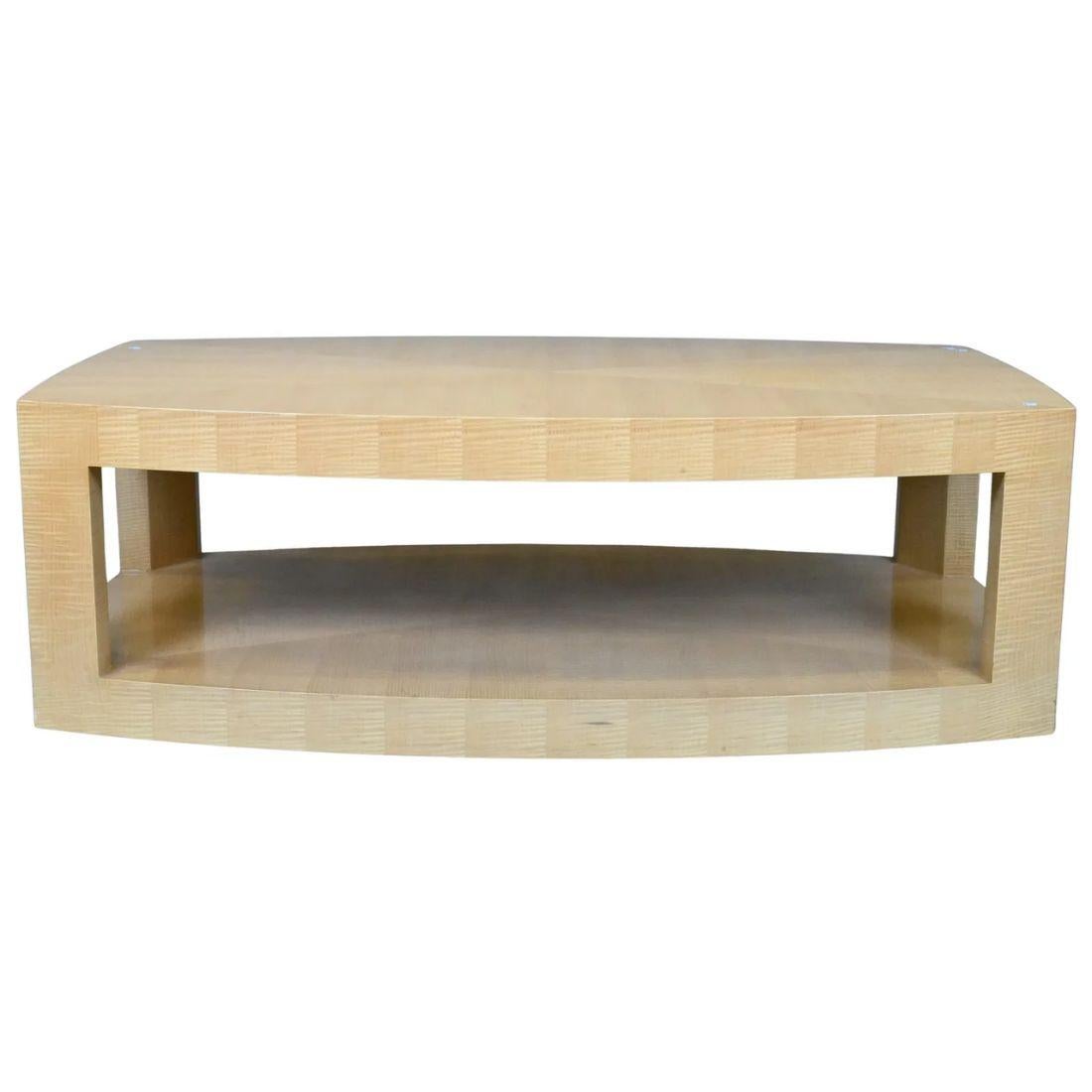 20ième siècle Table basse oblongue à deux niveaux en sycomore laqué en vente