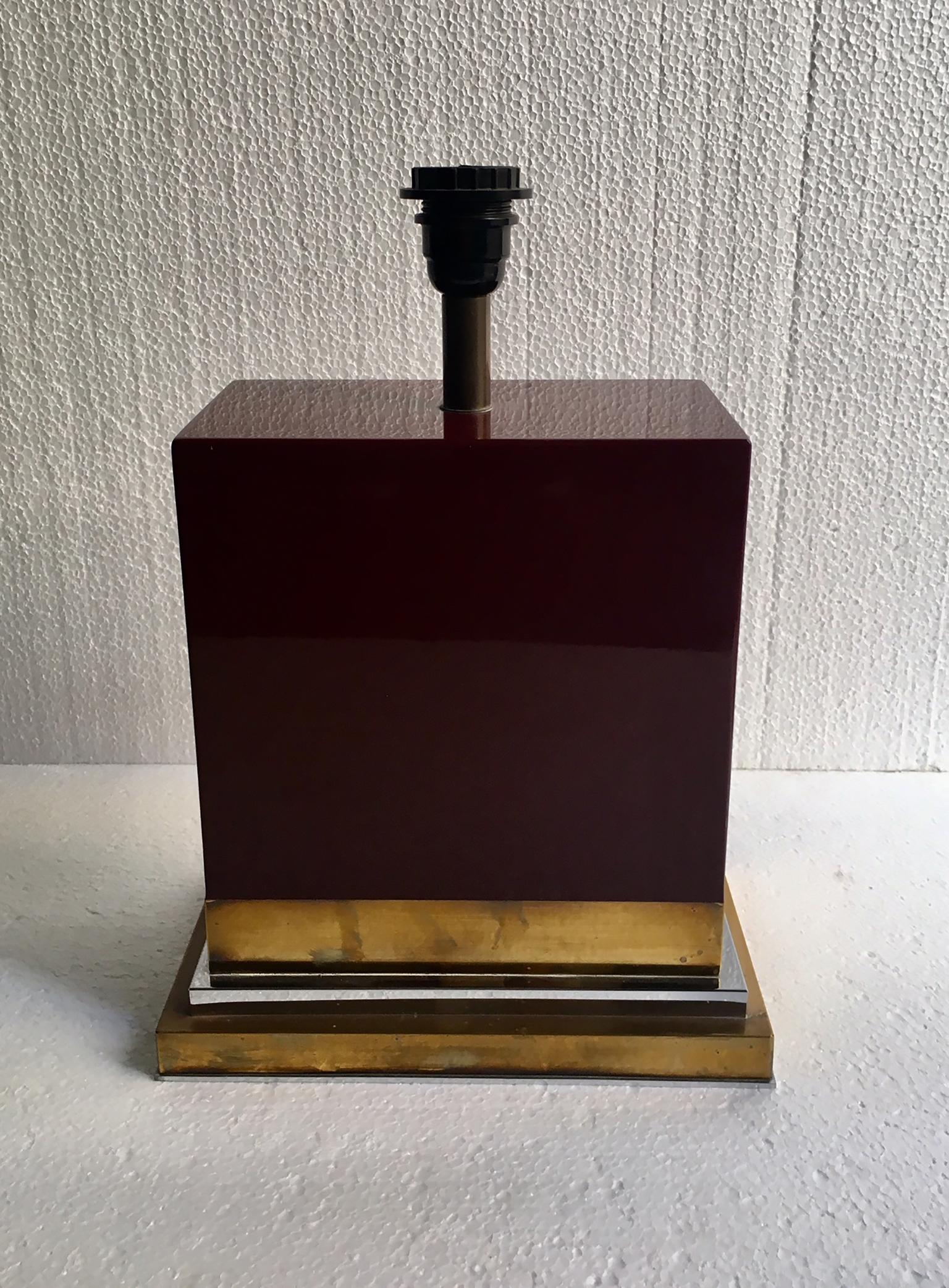Lamp design by J.C.Mahey, in brass, and lacquered garnet wood. Chrome metal.
The measurements are of the base.