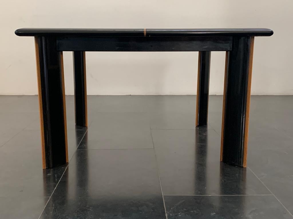 Square table by Pierre Cardin for Roche Bobois, 1970s. Black lacquered wood structure, glass top, various woods borders. It can be extended but the leaves are missing. It shows some signs of wear on the glass and lacquer.

Packaging with bubble
