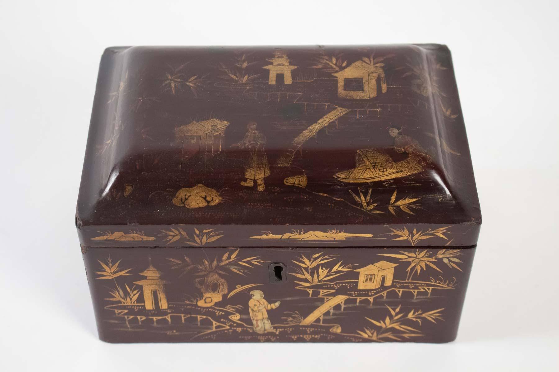 Lacquered tea box, China, 1925, pewter interior.
Measures: L 21 cm, H 12 cm, P 14 cm.