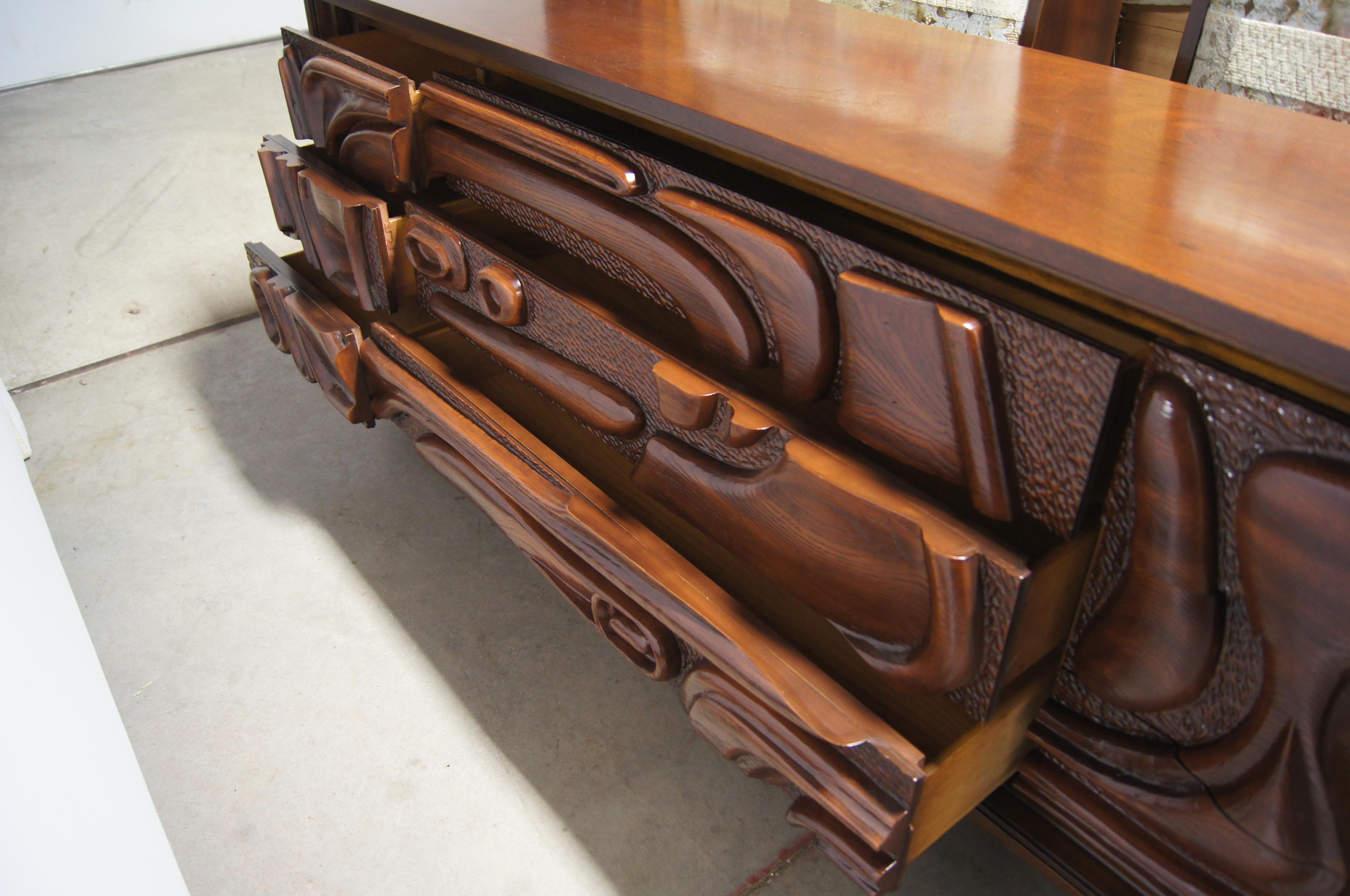 Lacquered Walnut Oceanic Series Low Dresser by Pulaski Furniture In Good Condition In Dorchester, MA