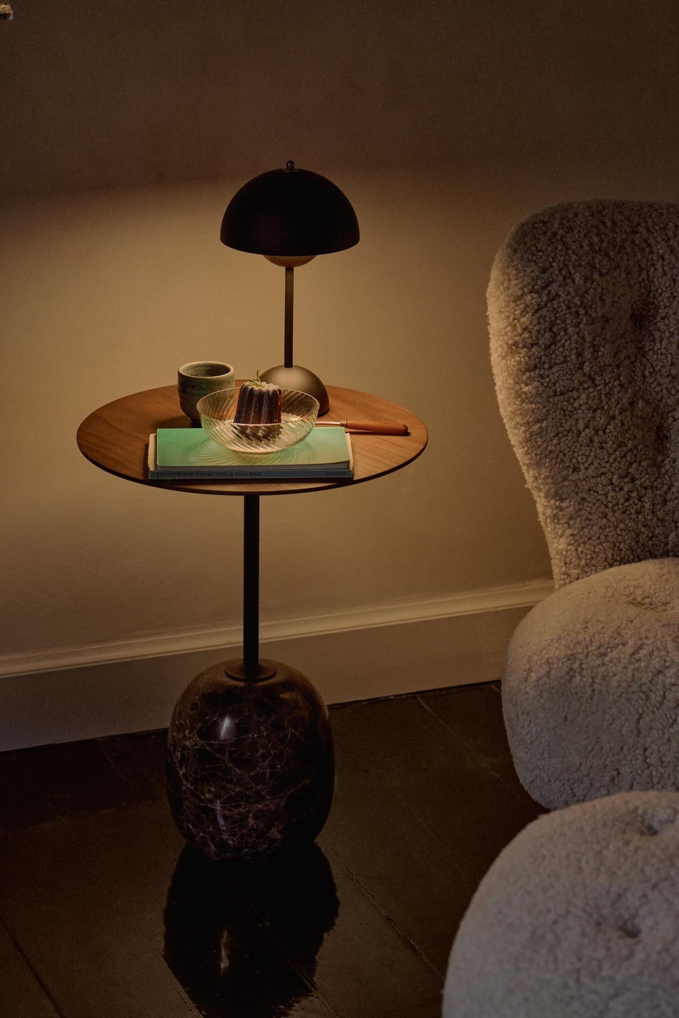 Marbre Table d'appoint Lato Ln8 à plateau rond en noyer laqué, pour &Tradition par Luca Nichetto en vente
