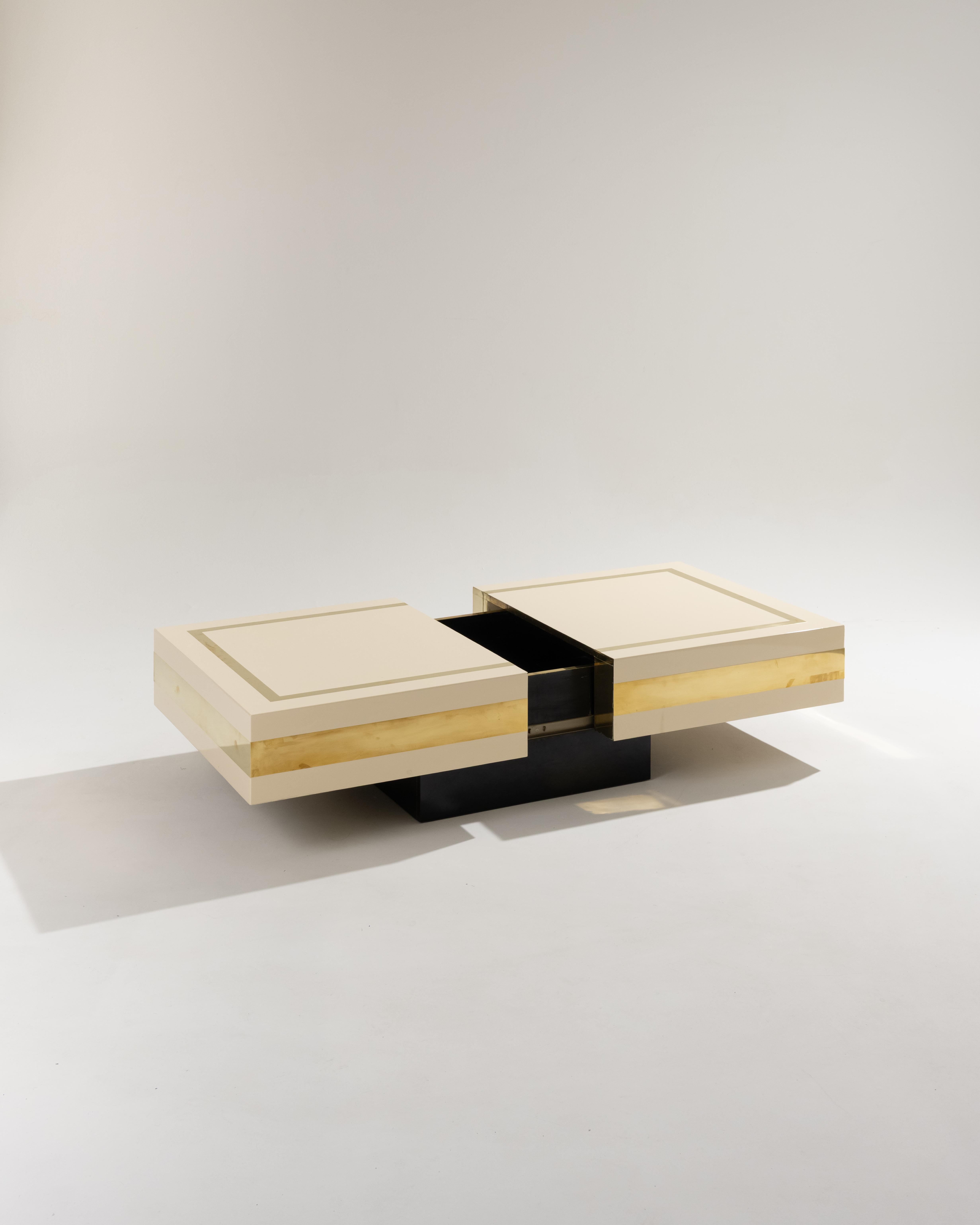 Table basse de bar rectangulaire en bois laqué beige et laiton, signée Jean-Claude Mahey, années 1970. La partie supérieure s'ouvre en deux pour révéler un espace bar intégré avec des porte-bouteilles. Elegant et fonctionnel, il est rehaussé d'un