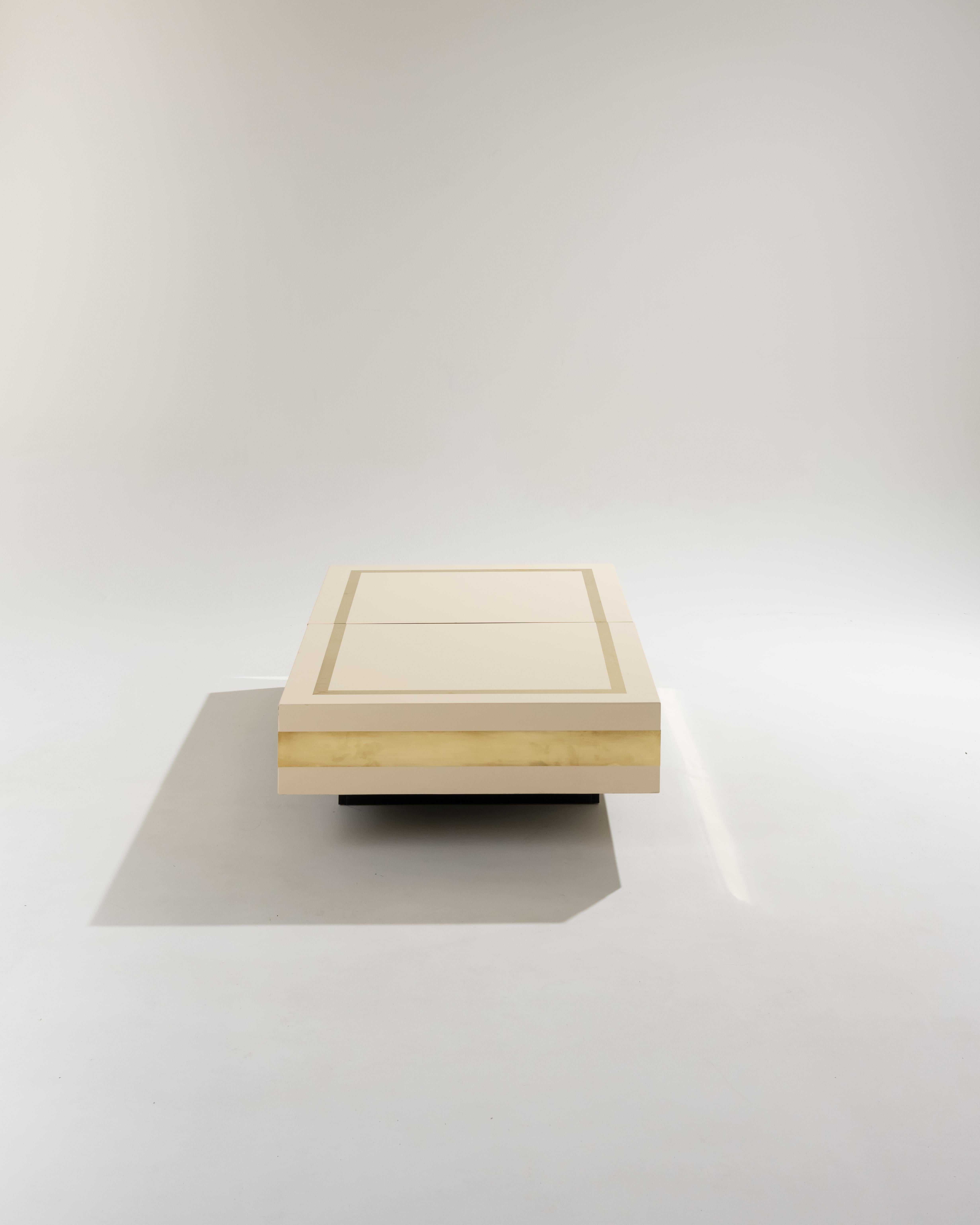 Laiton Table basse de bar en bois laqué et laiton, Jean Claude Mahey, 1970 en vente