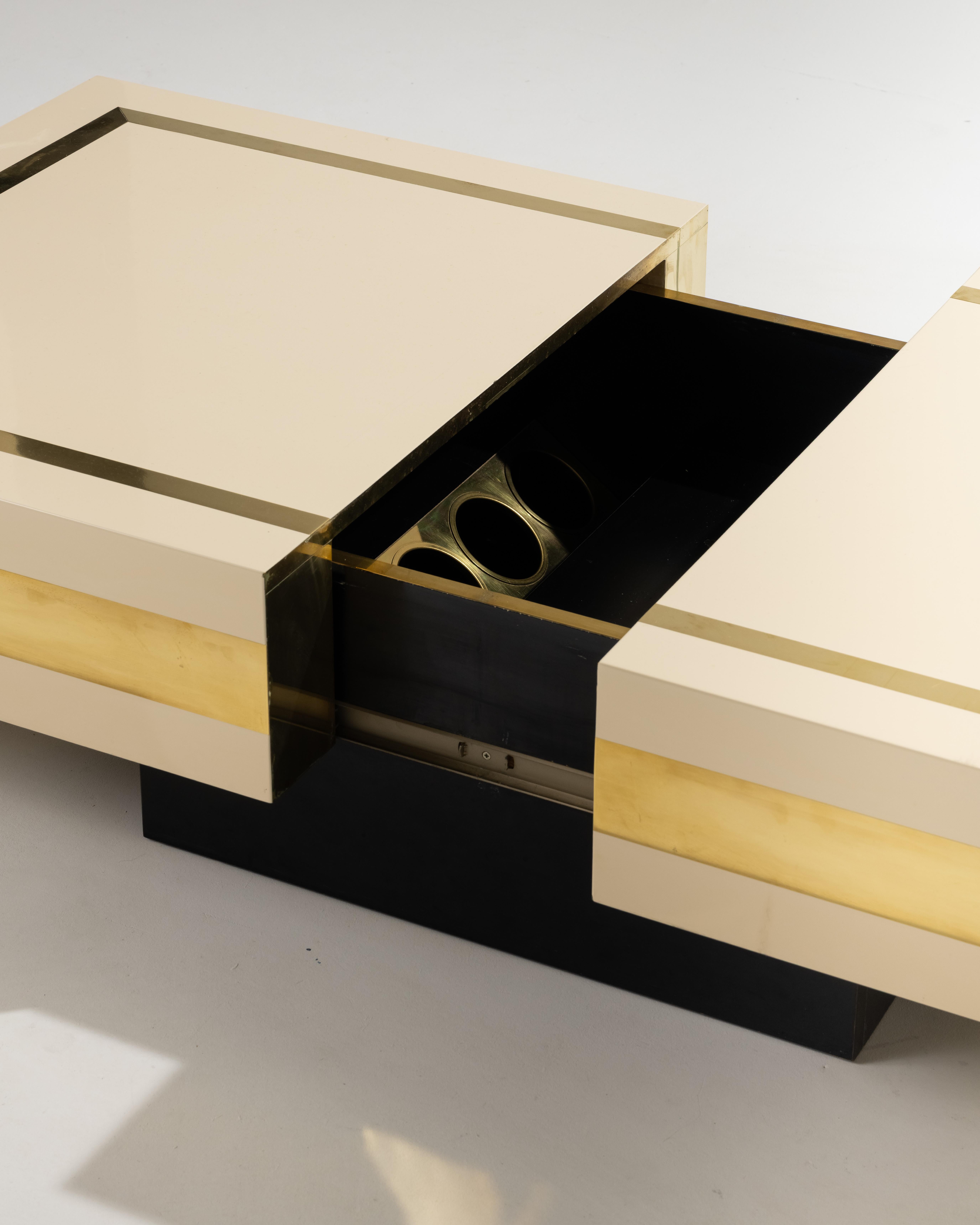 Table basse de bar en bois laqué et laiton, Jean Claude Mahey, 1970 en vente 3