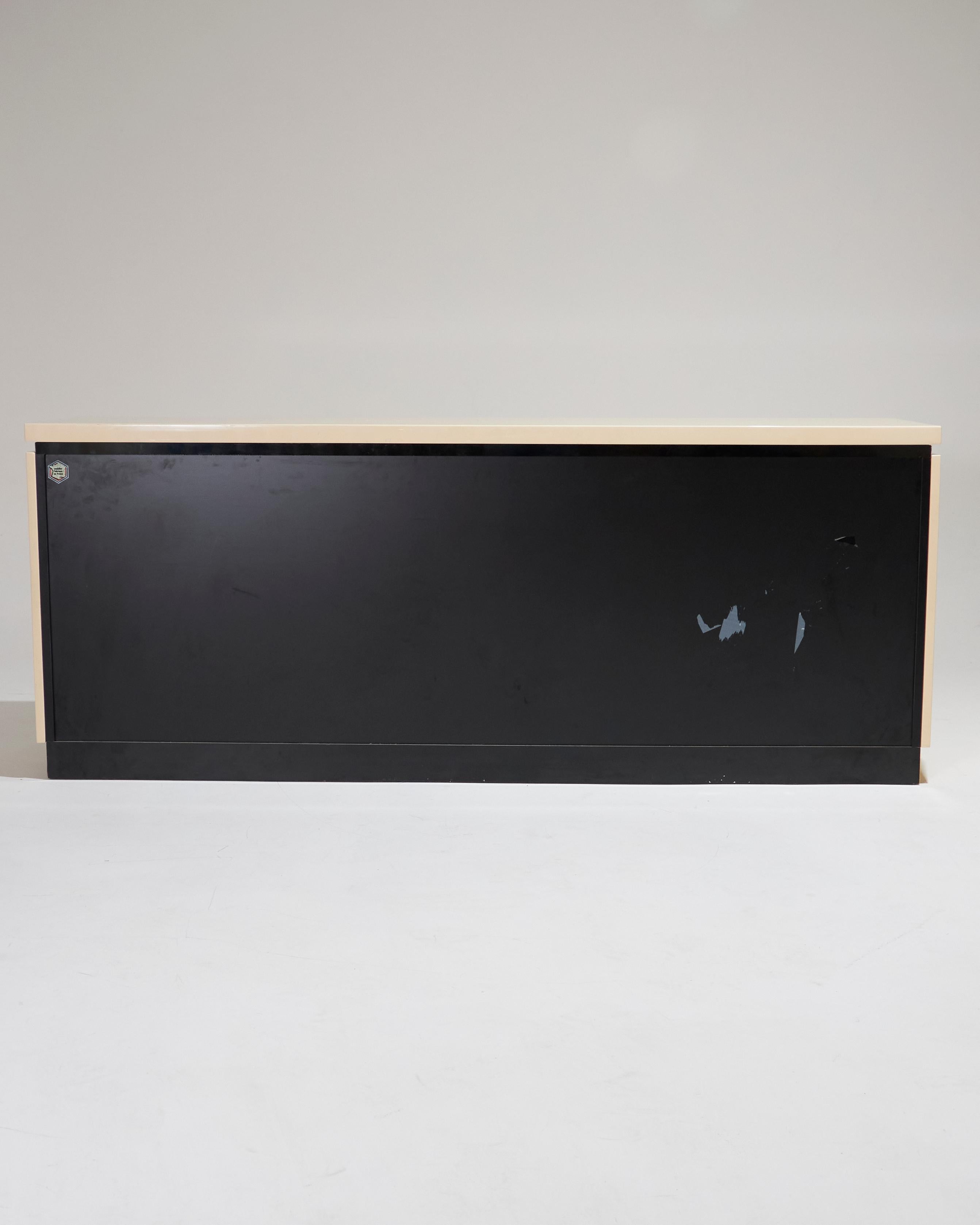 Credenza in legno e ottone Claude Mahey, anni 70 in vendita 6