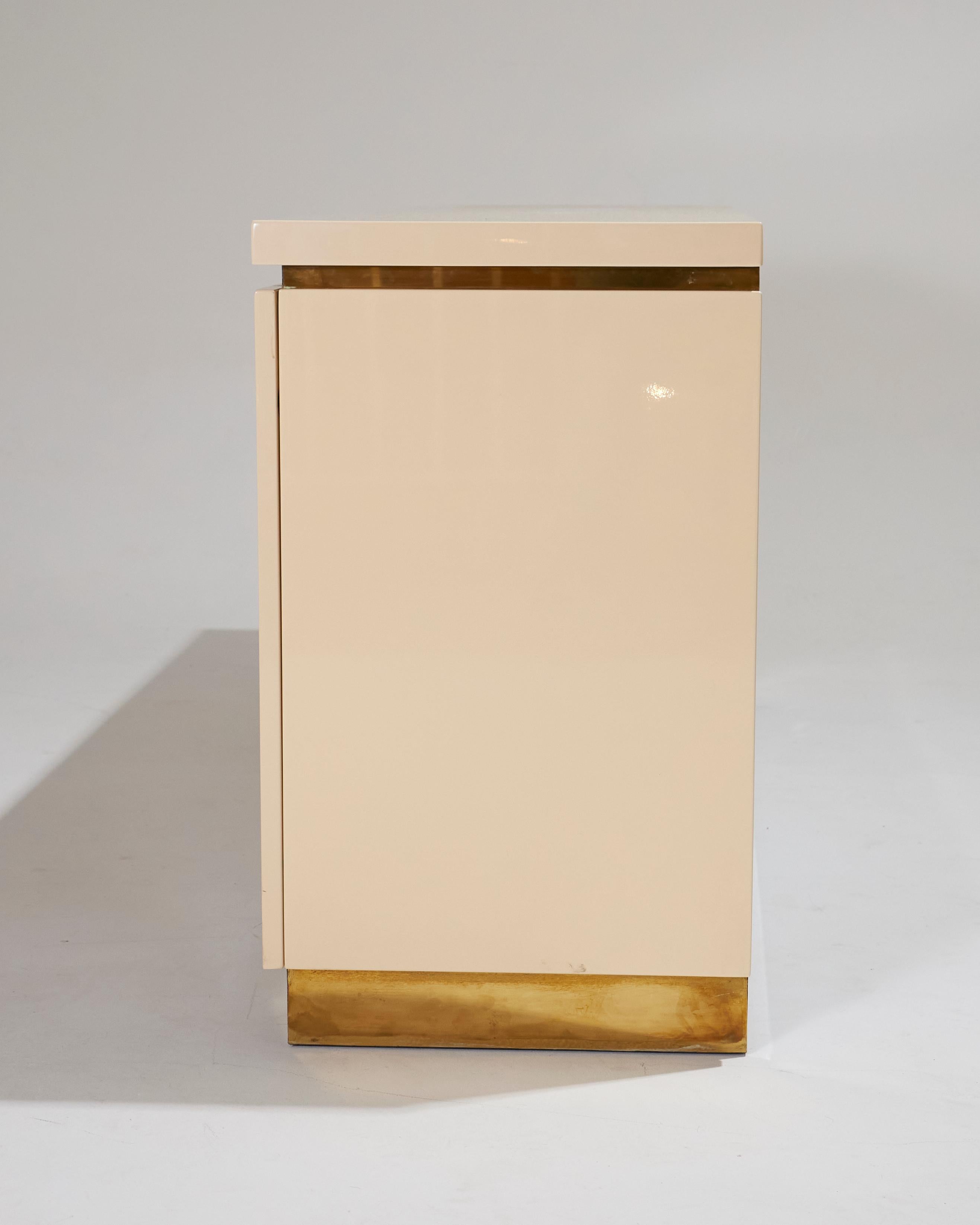 Credenza in legno e ottone Claude Mahey, anni 70 in vendita 9