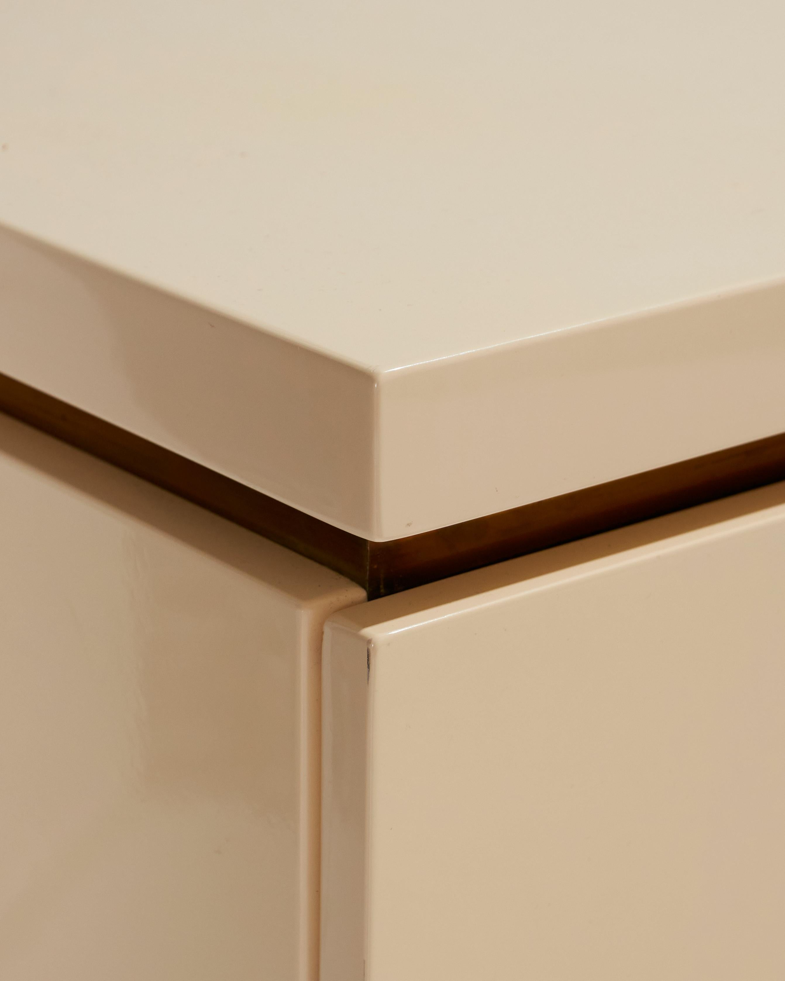 Fine XX secolo Credenza in legno e ottone Claude Mahey, anni 70 in vendita