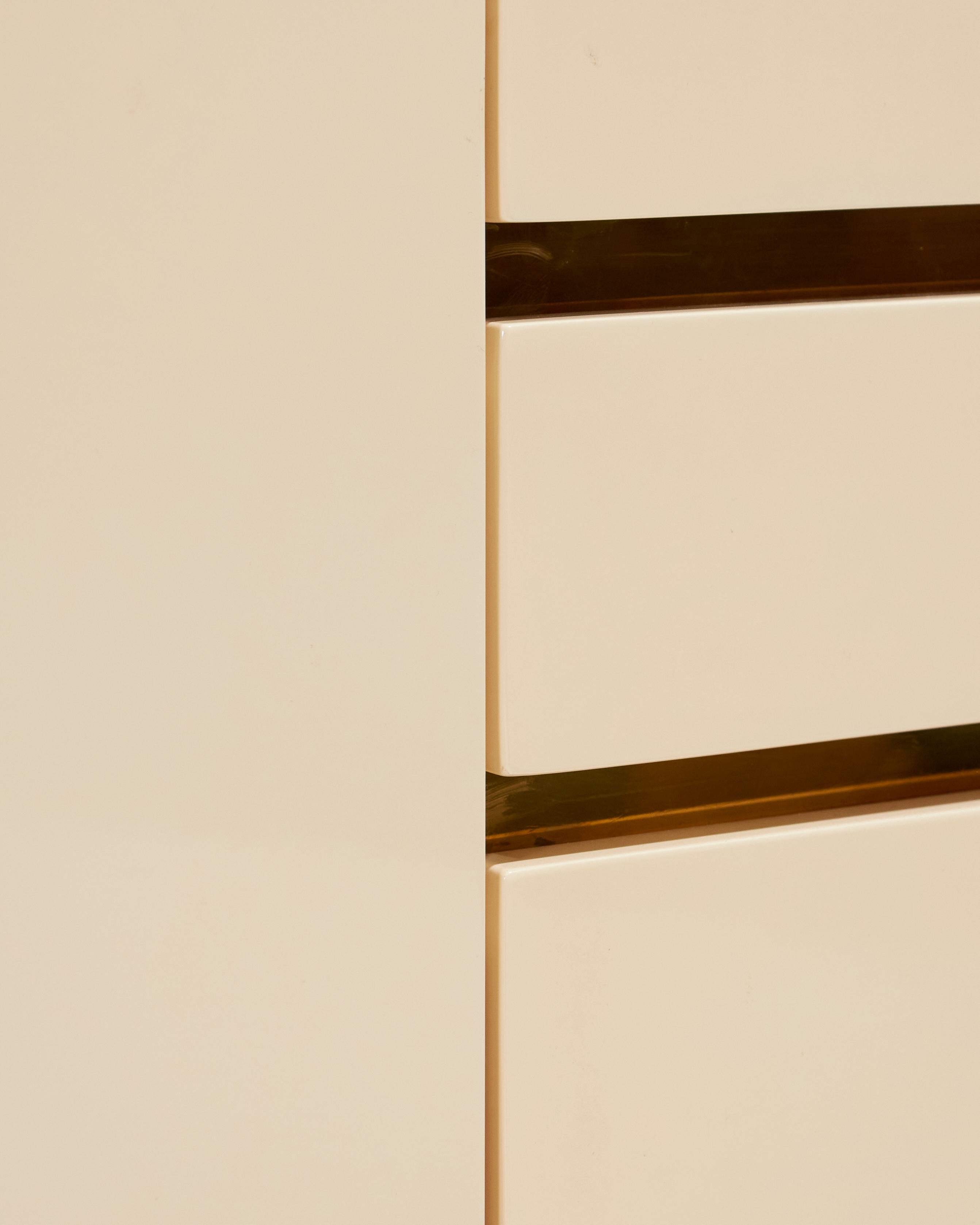 Ottone Credenza in legno e ottone Claude Mahey, anni 70 in vendita