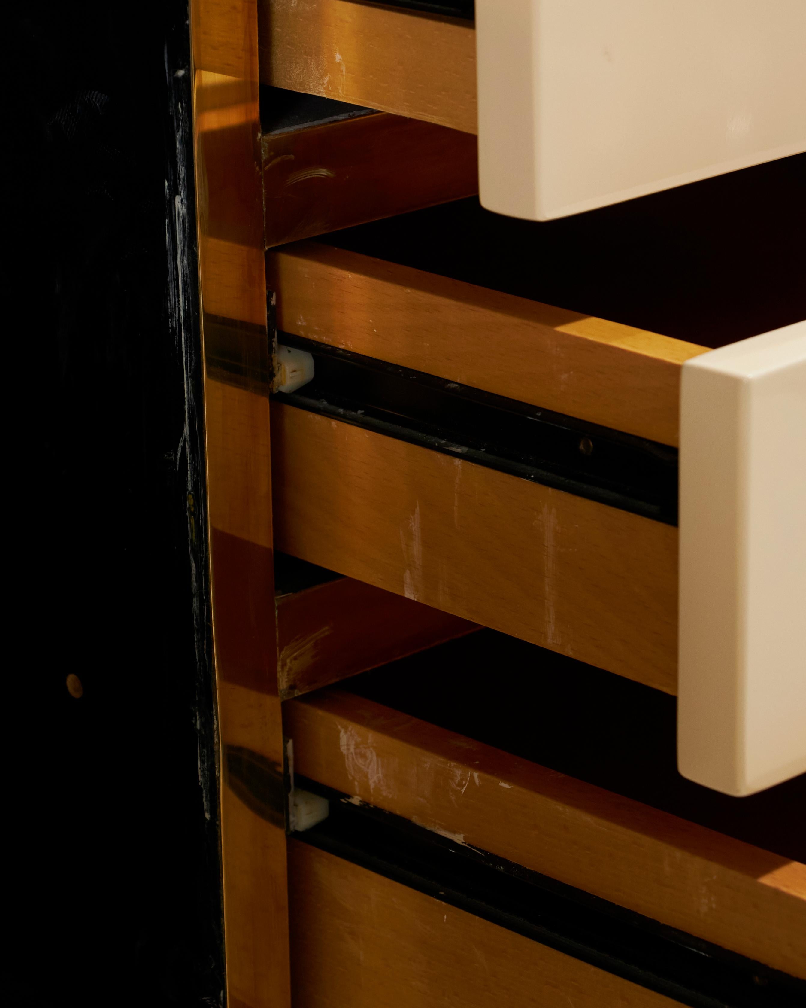 Credenza in legno e ottone Claude Mahey, anni 70 in vendita 1