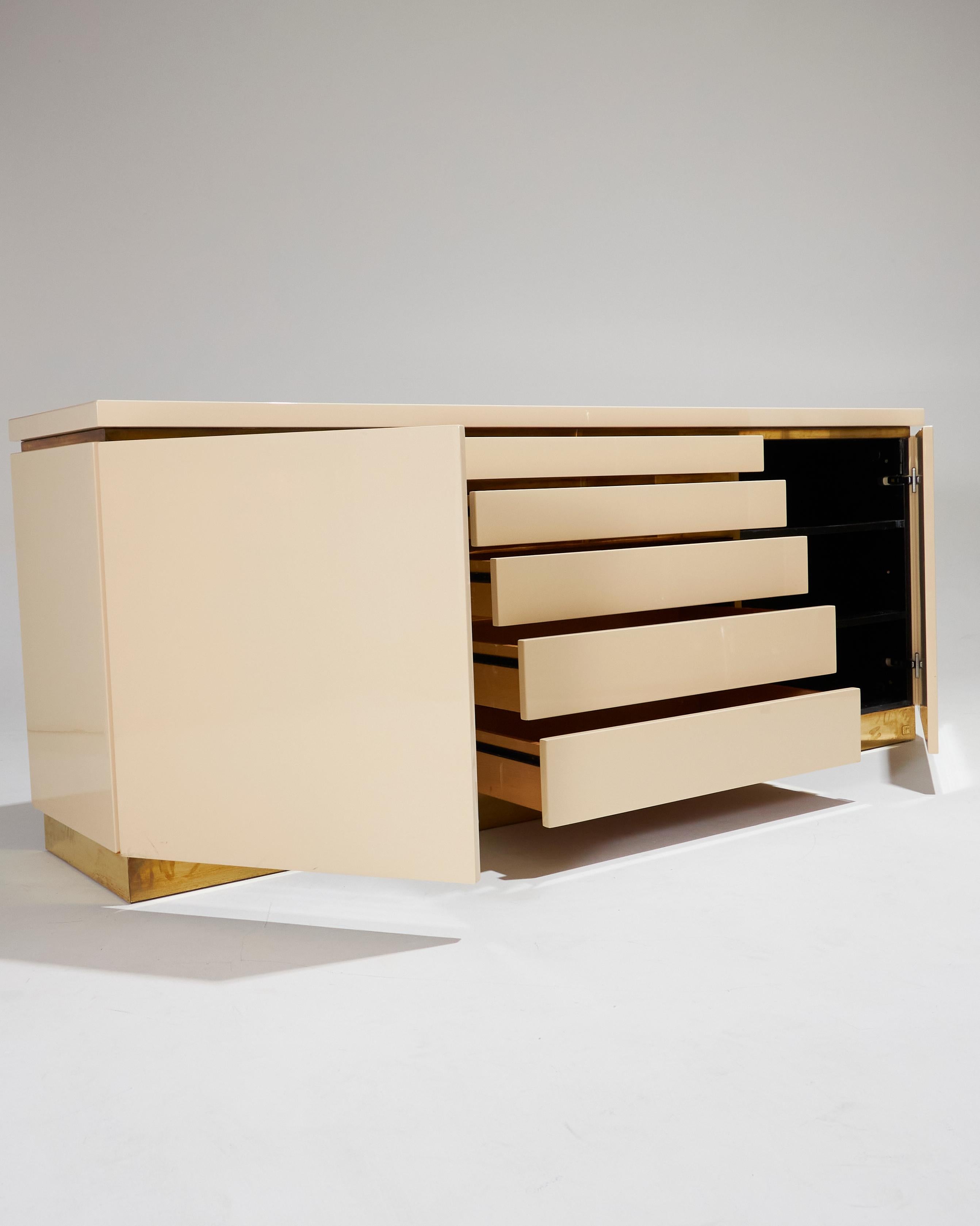 Credenza in legno e ottone Claude Mahey, anni 70 in vendita 3
