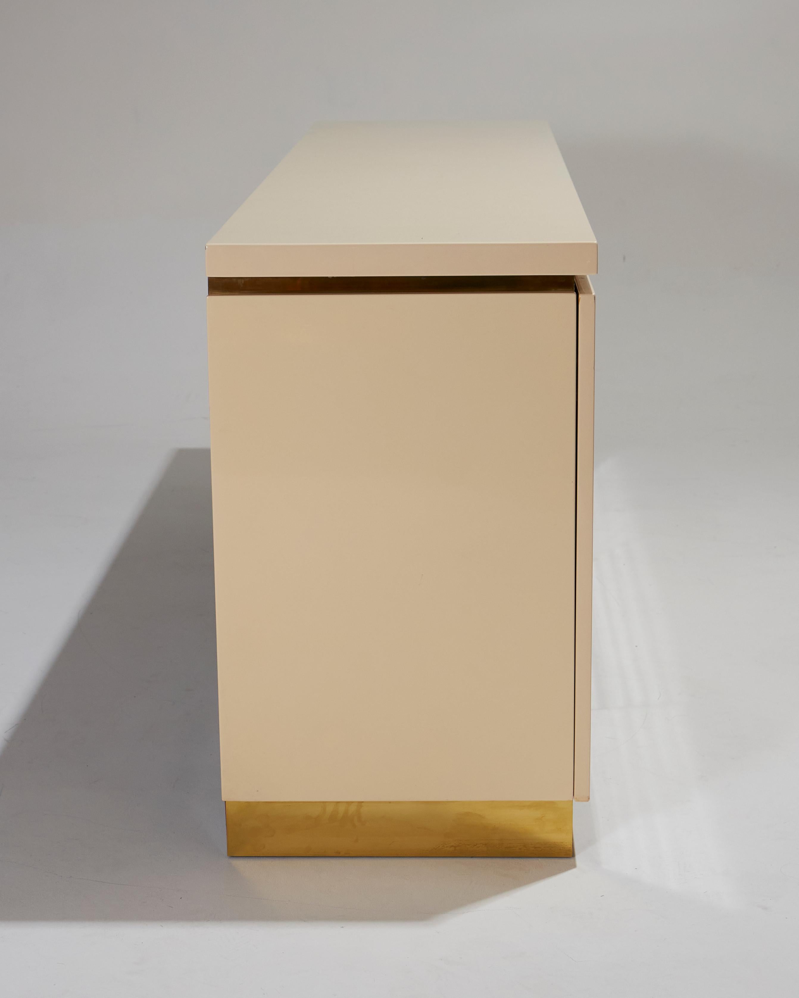 Credenza in legno e ottone Claude Mahey, anni 70 in vendita 4