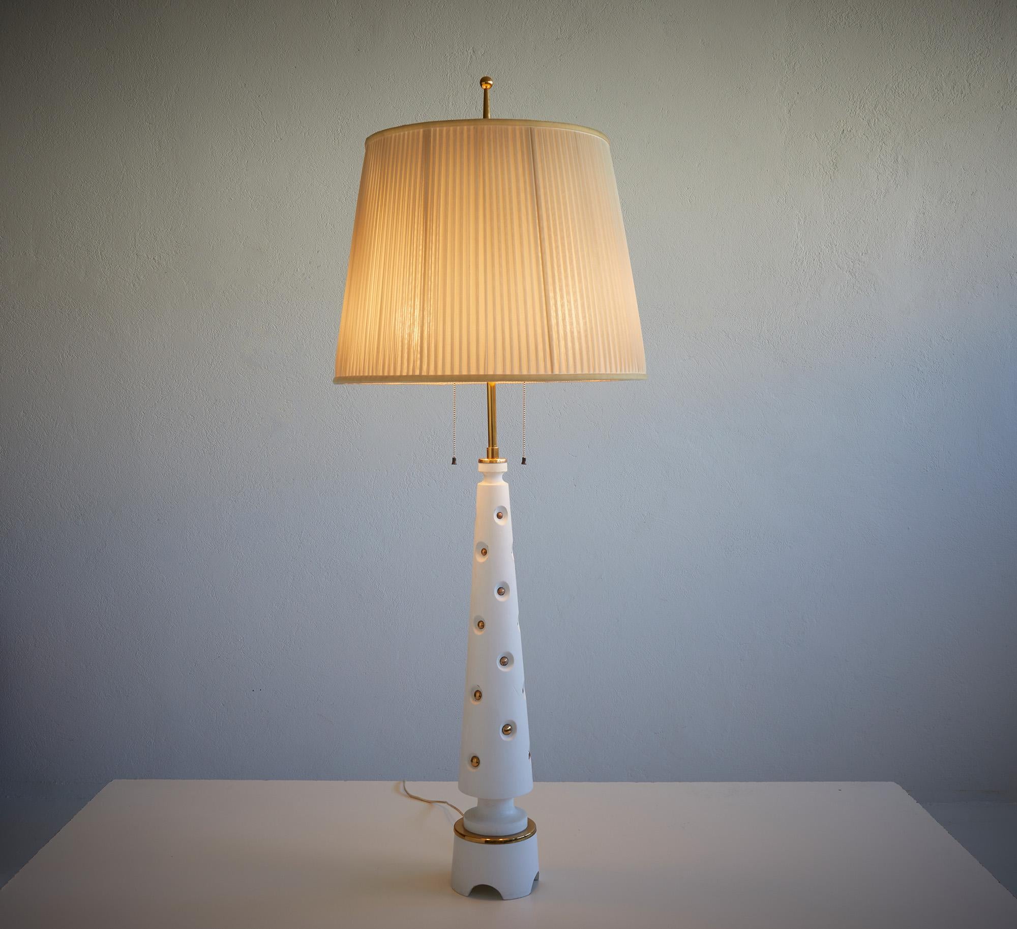 Lampe de table en bois laqué et laiton, Ed. Stilnovo, Italie 1950-1960

Cette lampe rare et magnifique présente une structure en laiton et en bois avec une base circulaire sculptée. 

La structure présente de magnifiques détails en laiton, tels que