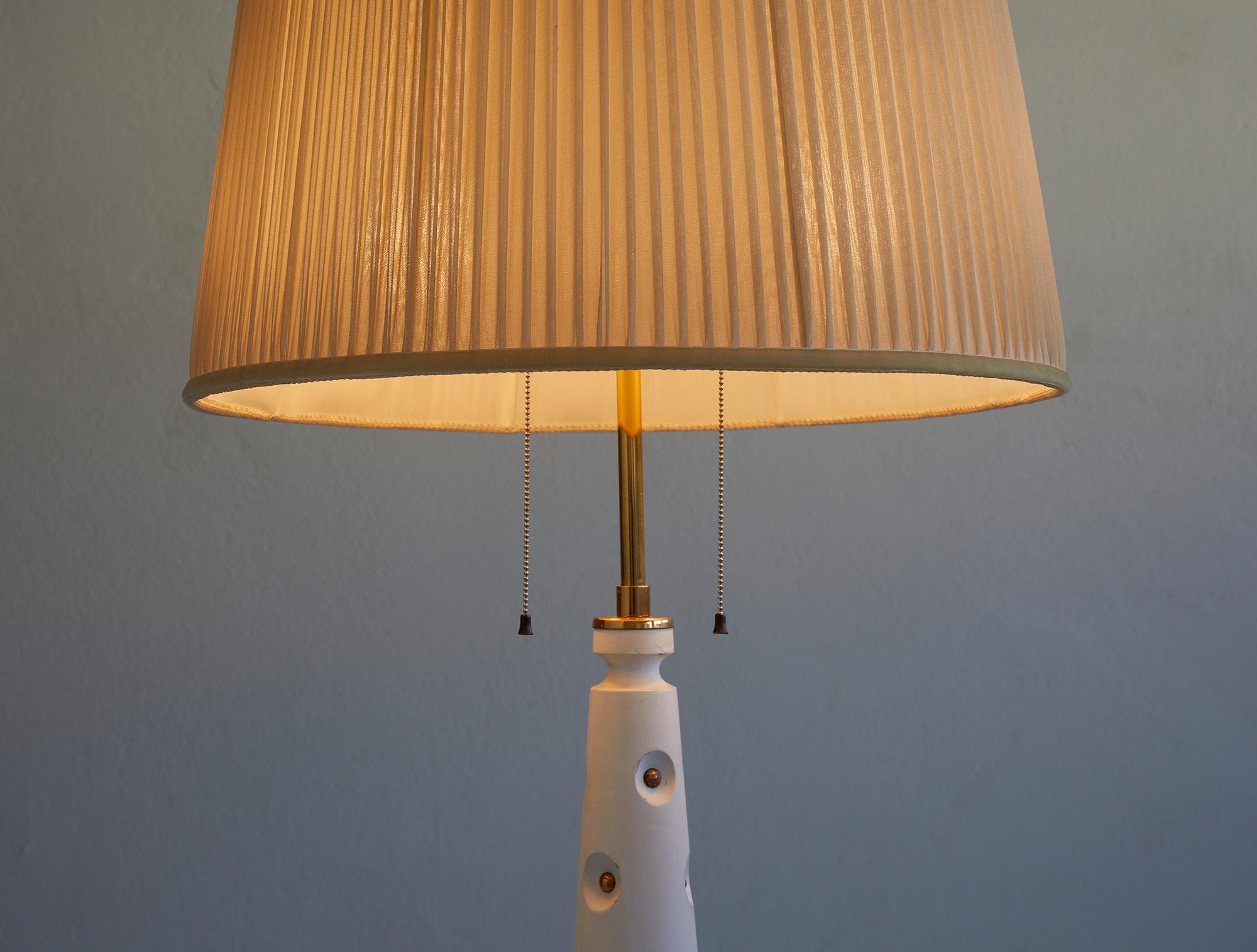 Mid-Century Modern Lampe de table en bois laqué et laiton, attribuée à .Stilnovo 1950-1960 en vente