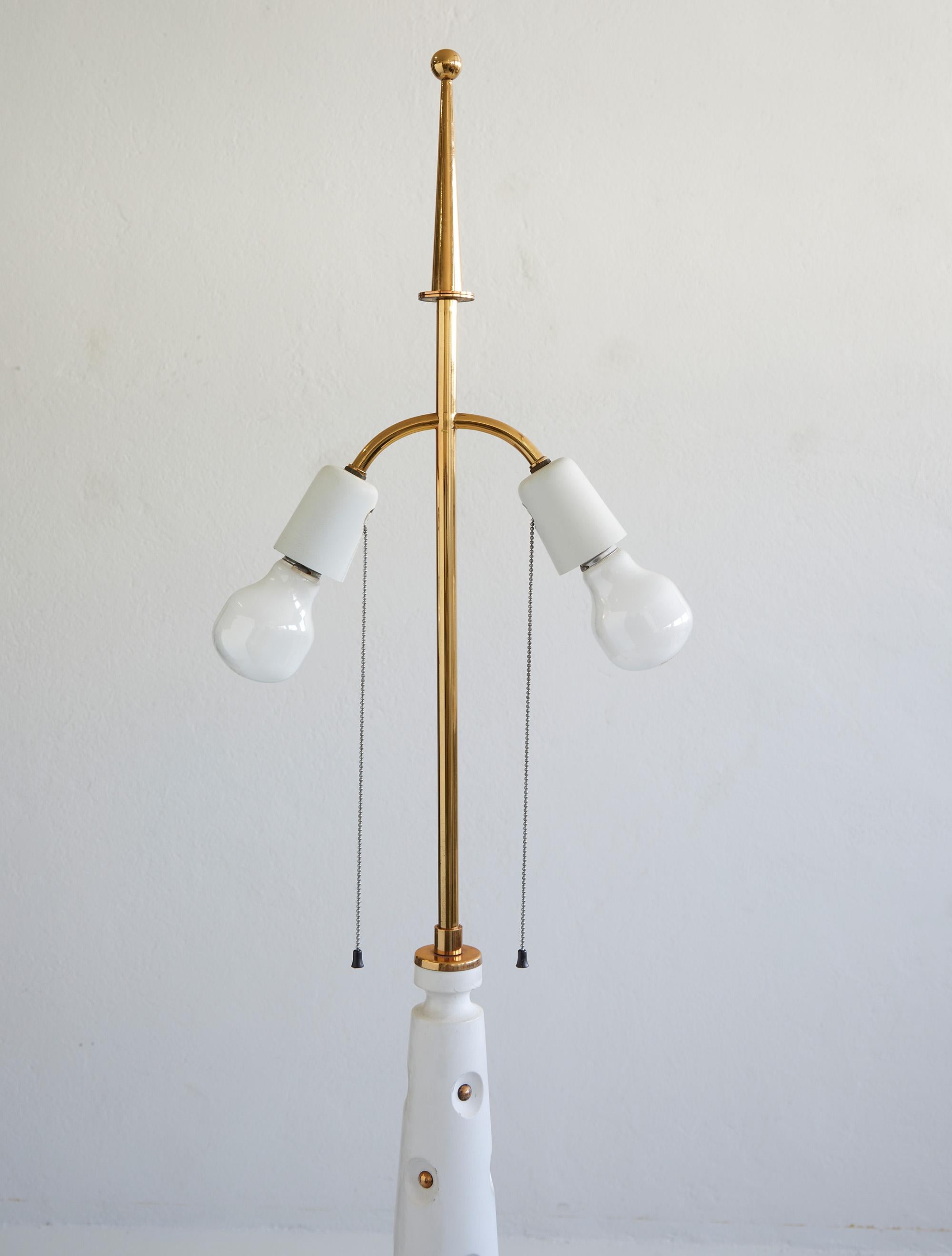 Lampe de table en bois laqué et laiton, attribuée à .Stilnovo 1950-1960 Bon état - En vente à Renens, CH