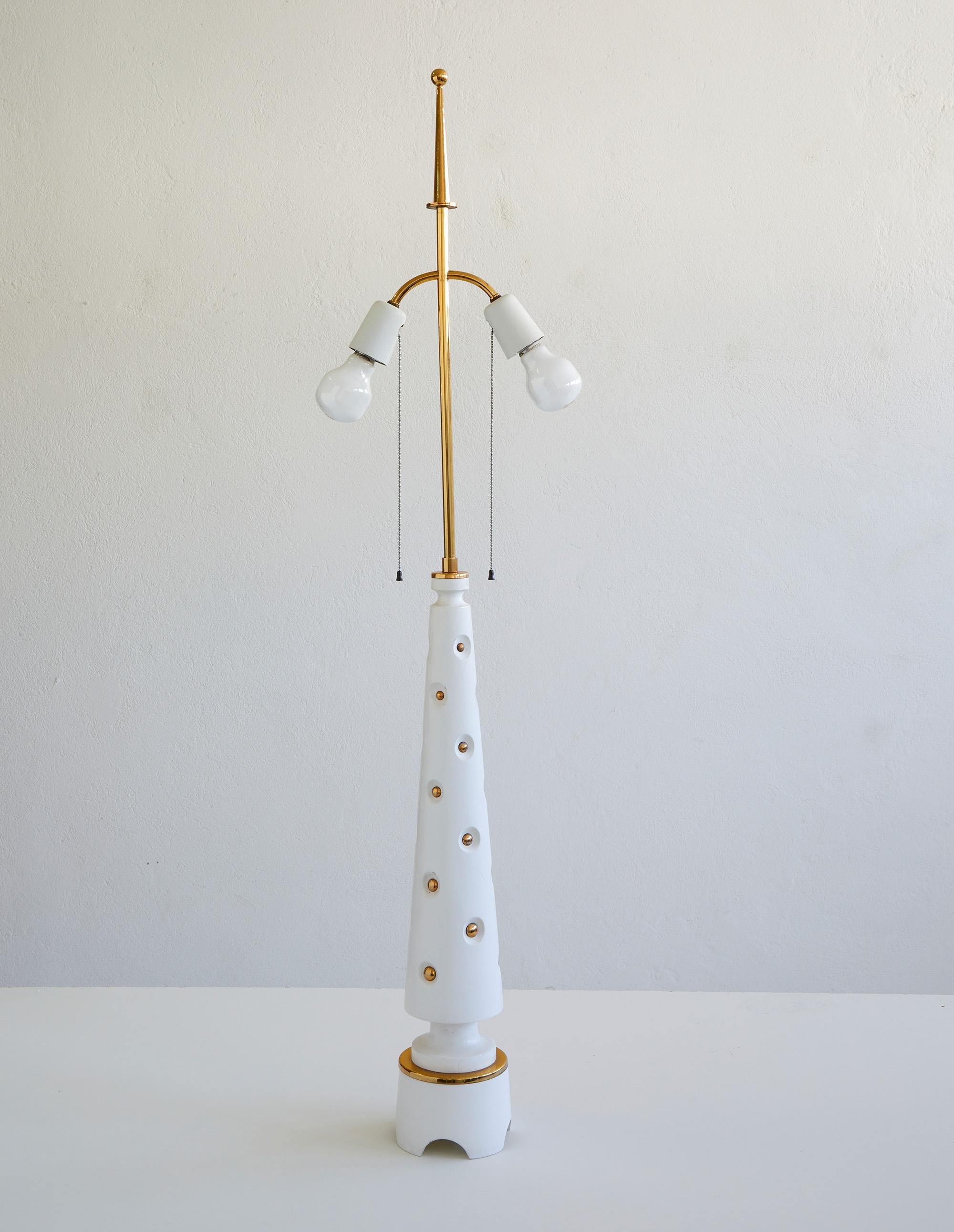 Milieu du XXe siècle Lampe de table en bois laqué et laiton, attribuée à .Stilnovo 1950-1960 en vente