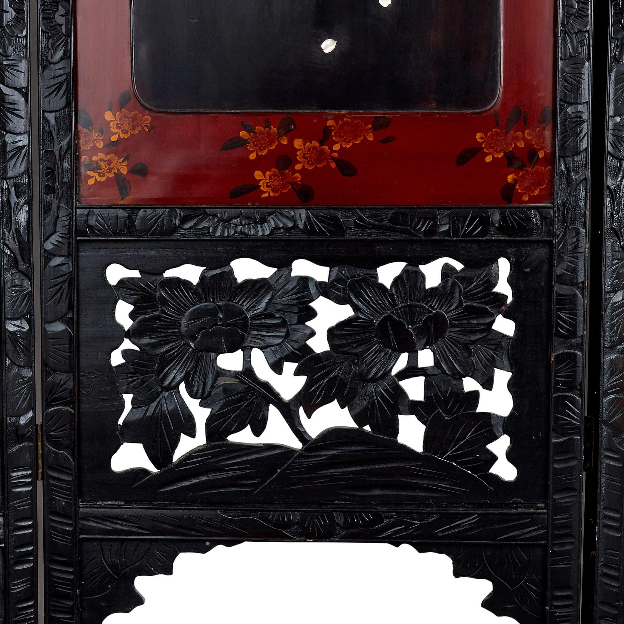 Lacquered wood and mother-of-pearl antique Chinese screen In Fair Condition For Sale In London, GB