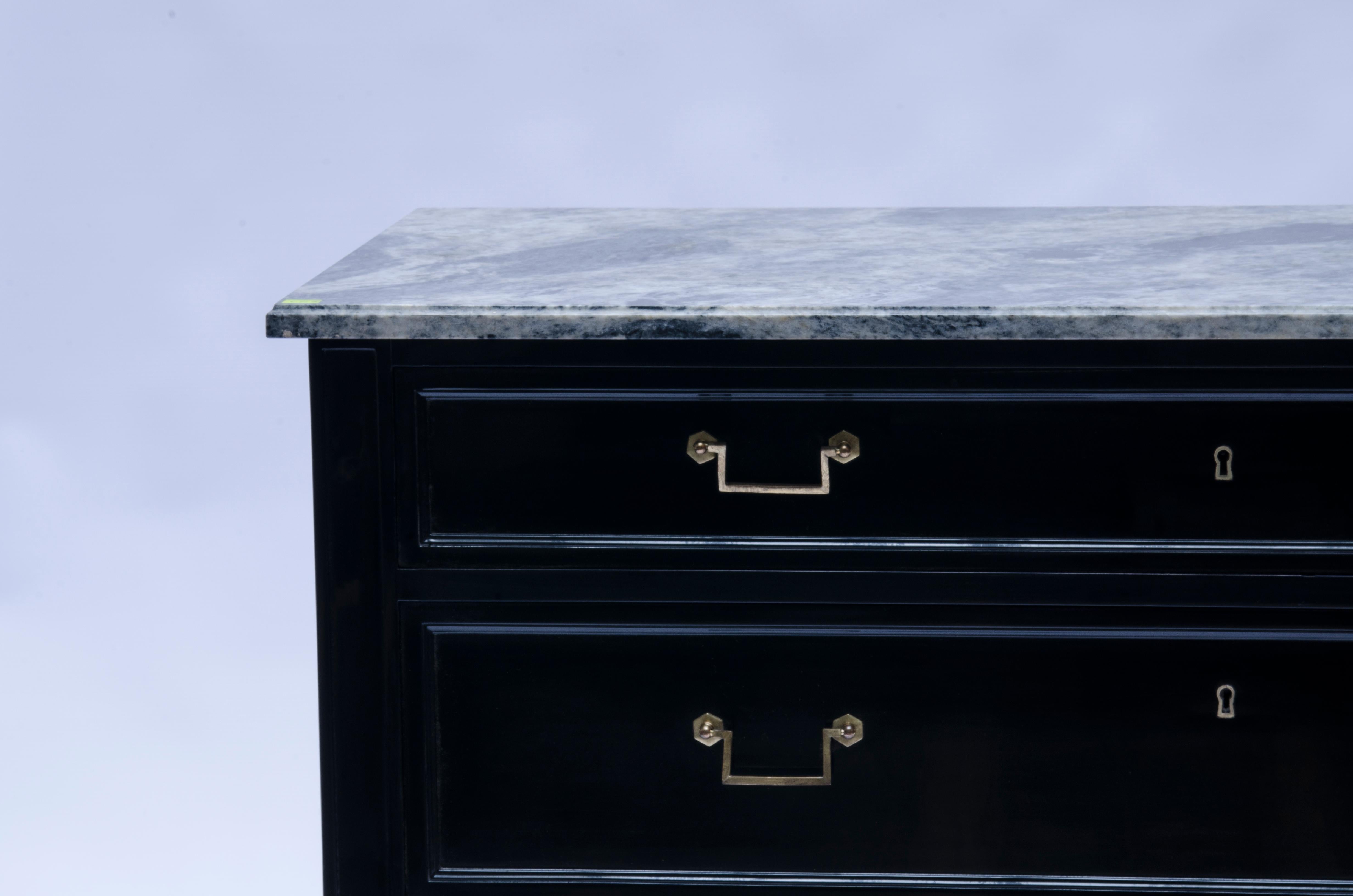 Cassettiera in legno laccato nero con accessori in bronzo placcato oro e sapore e piano in marmo.
Design per Maison Jansen (1880-1989).

Francia, CIRCA 1940.