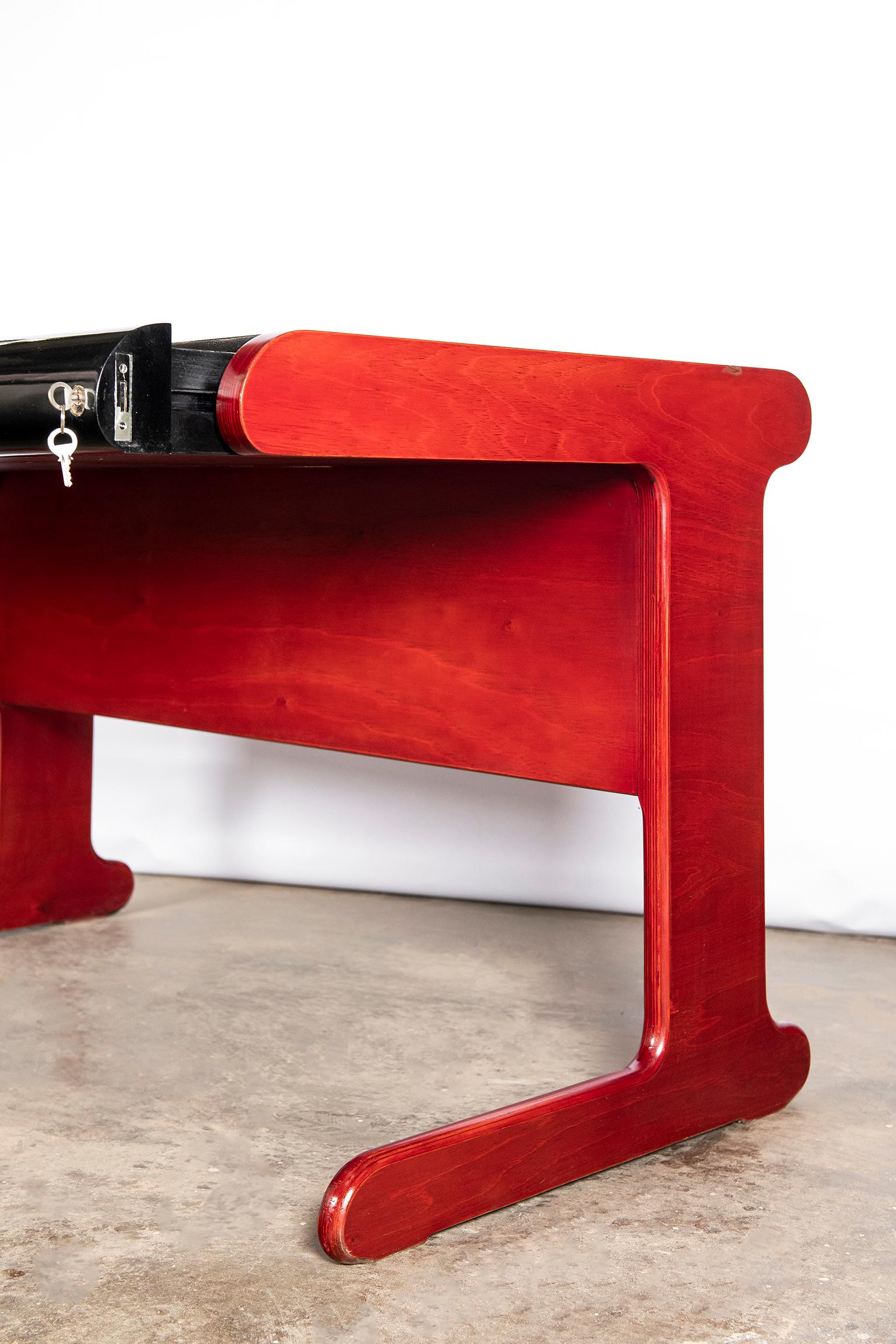 Bureau en bois laqué de Stilka:: Argentine:: vers 1970 Bon état - En vente à Buenos Aires, Buenos Aires
