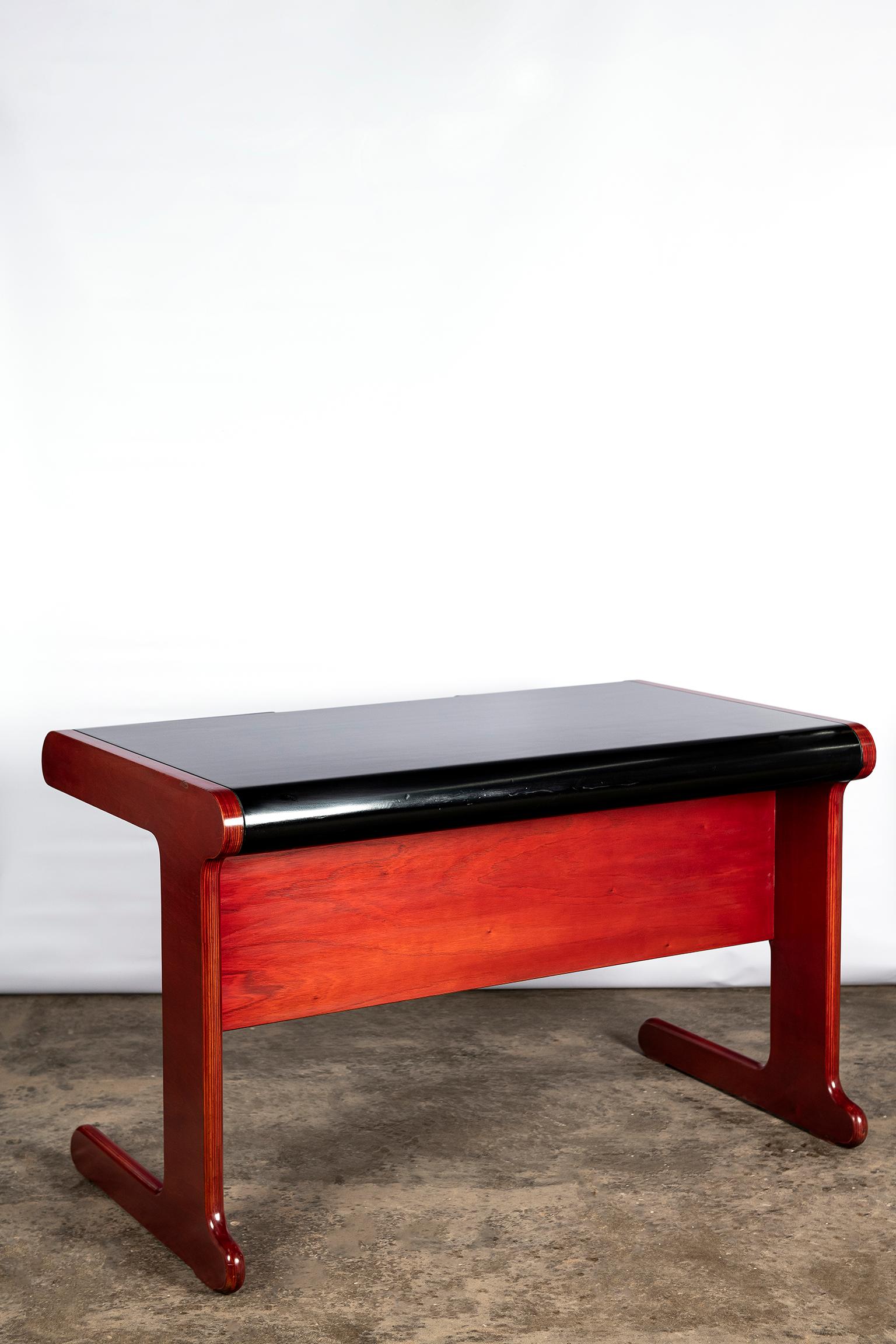 Lacquered Wood Desk by Stilka, Argentina, circa 1970 For Sale 1