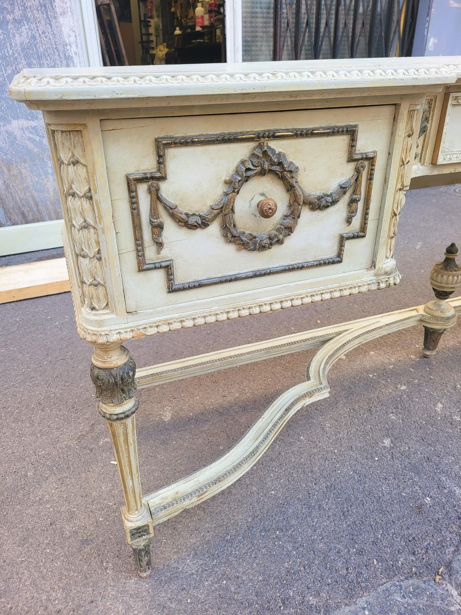Tavolino da toilette in legno laccato e intagliato, stile Luigi XVI, con specchio molto grande (in legno): il tavolino da toilette ha 4 cassetti ed è decorato con ghirlande intagliate, un distanziatore con vaso da fuoco

La specchiera, in cui è