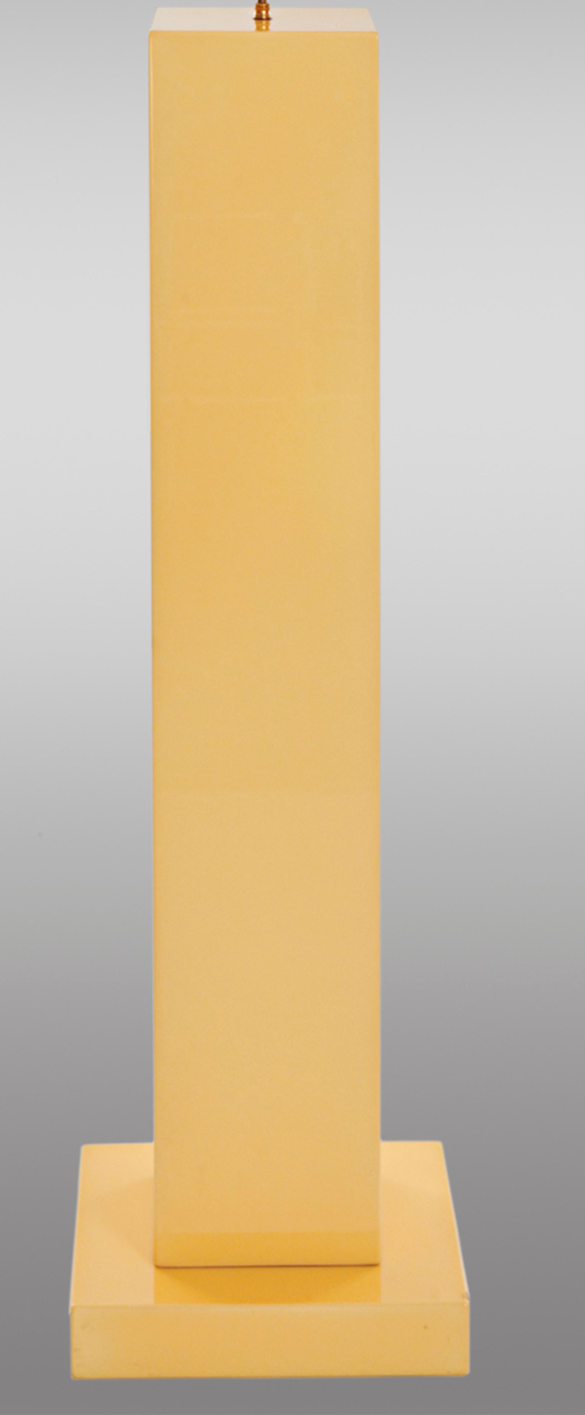 Este par de lámparas de pie se diseñó y fabricó en la década de 1970. Procedentes de Francia, cada lámpara tiene un soporte de madera lacada brillante y una pantalla de tela color crema. Ambas lámparas están en un excelente estado vintage.