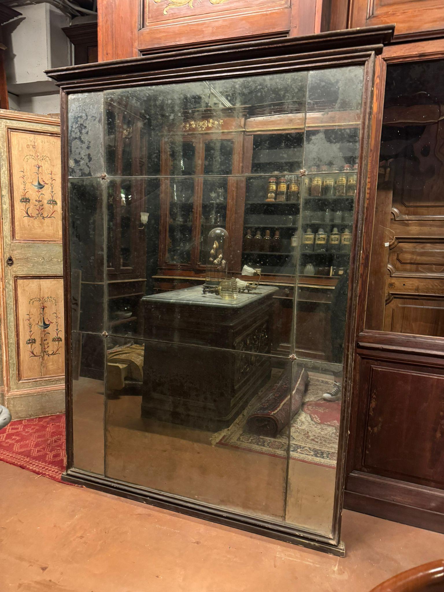 Antiker und raffinierter Kaminsims-Spiegel, mit lackierter Holzumrandung und vorstehendem Hut, Original-Spiegel mit separatem Glas und von zeitgenössischen Nieten gehalten, Original aus dem 18. Jahrhundert, Herkunft: Schloss bei Turin