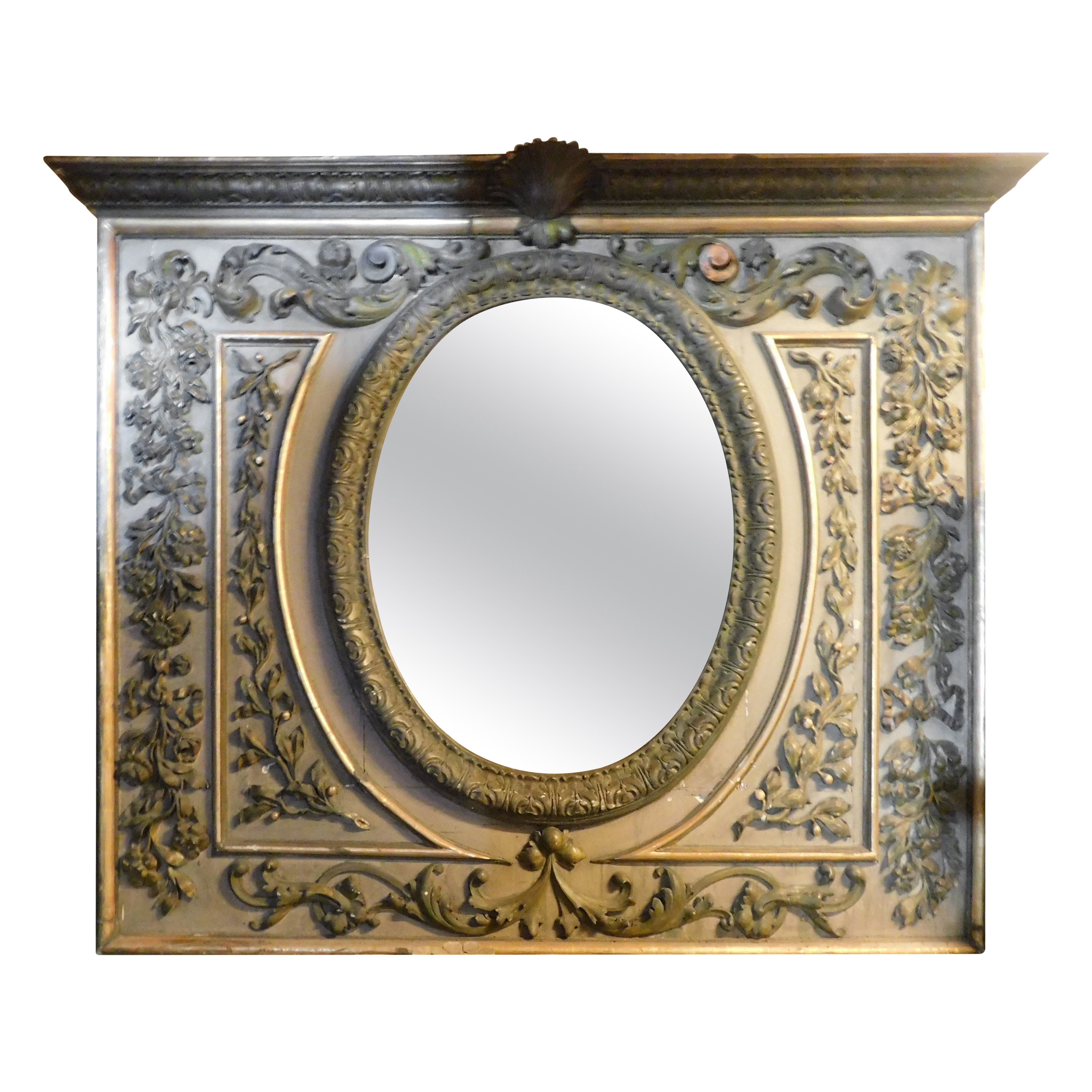 Miroir en bois laqué avec de riches sculptures, Italie
