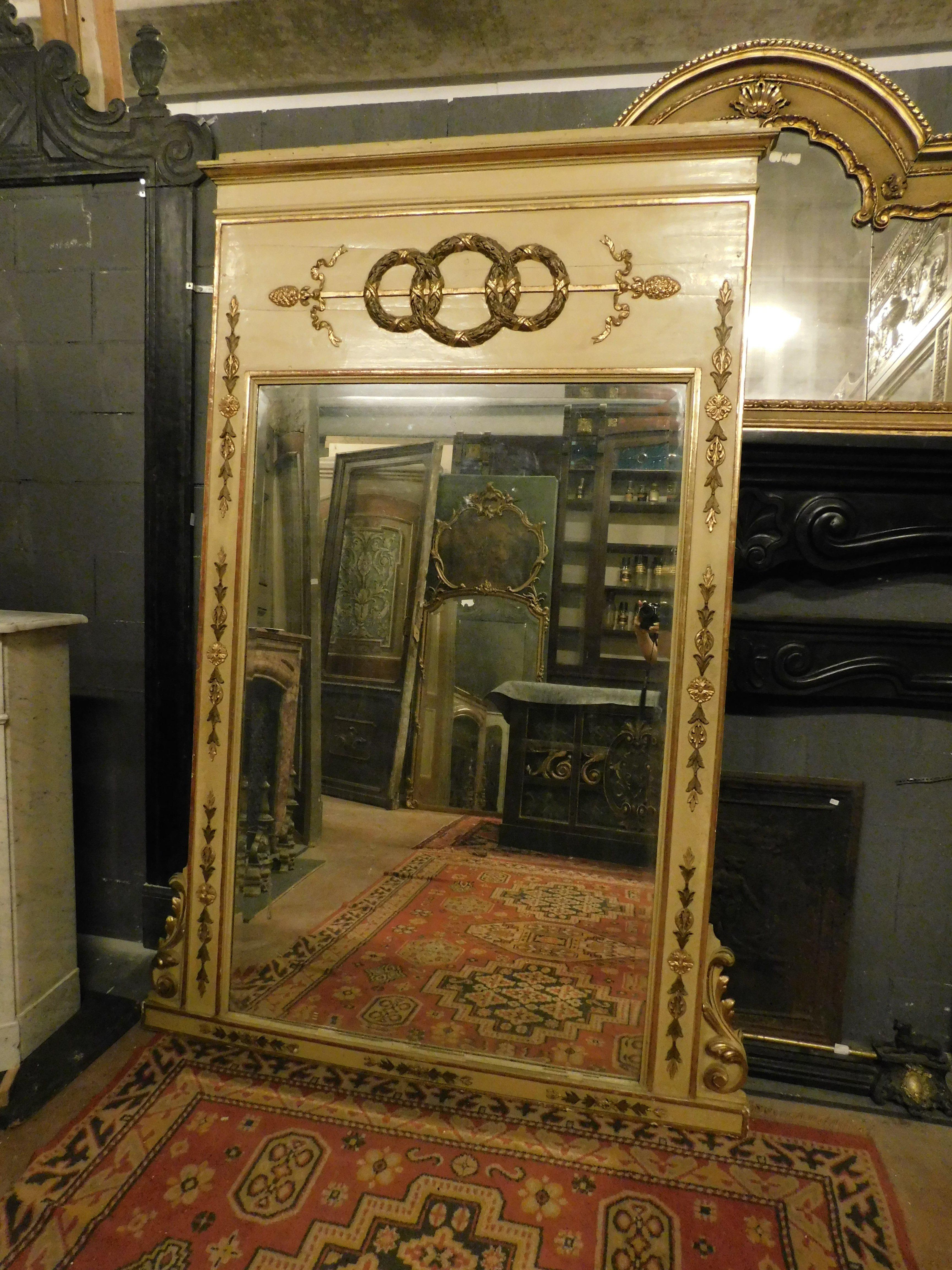 Antiguo y gran espejo de madera maciza, lacado en amarillo pálido con ricas esculturas doradas, muy alto por lo tanto adecuado para boiseries o entradas de prestigio, procedente de Italia y original del siglo XIX.
Medidas cm An 148 x Al 215