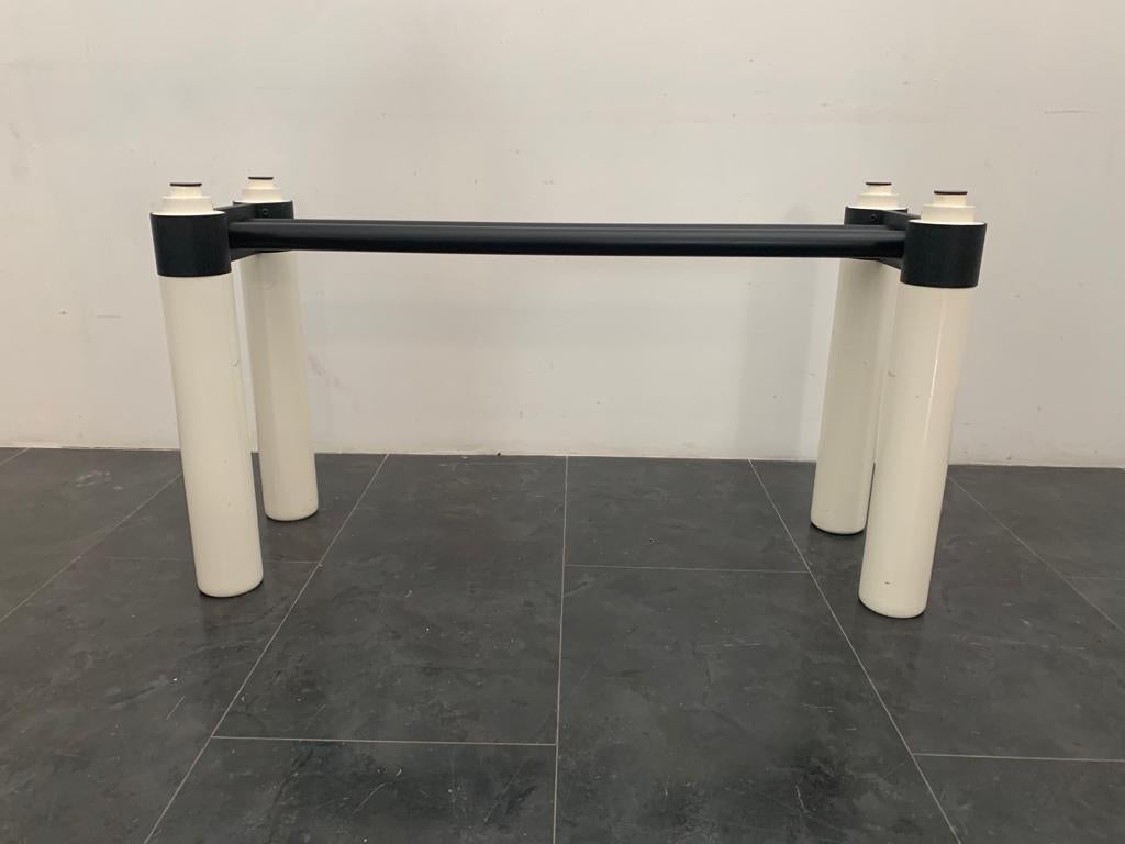 Table from the 1970s. Ivory lacquered solid wood legs, black painted iron sheet connecting element, crystal top with cut edges. It shows light wear due to age and use.
This piece was designed the style of Massimo Vignelli.
Packaging with bubble wrap
