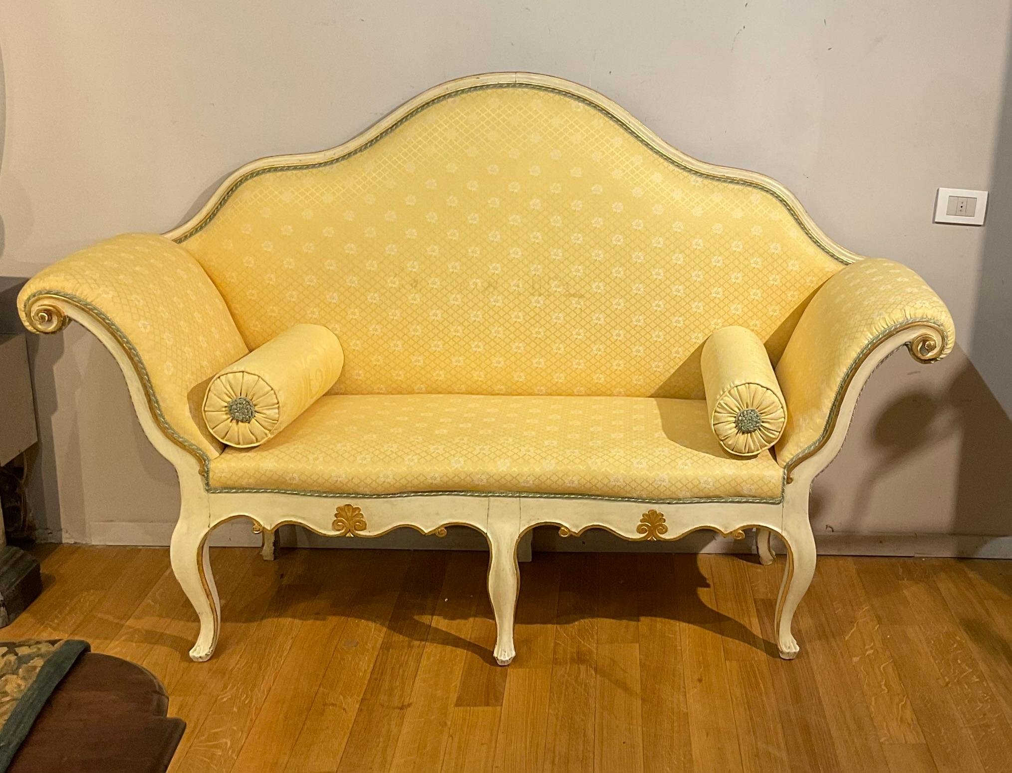 Elegantes Sofa aus cremefarben lackiertem Holz mit goldenen Schnitzereien, typisch für die piemontesische Manufaktur des 18. Jahrhunderts. Fünf gewellte Beine, ebenfalls geschnitzt. Sehr bequem, obwohl sie nicht sehr tief sind. Abgeschlossen mit