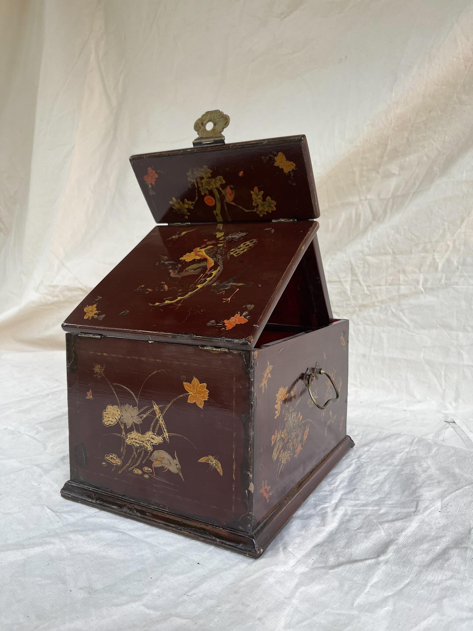 Chinoiserie Lacquered Wood Toilet Box, Japan, 19th Century For Sale