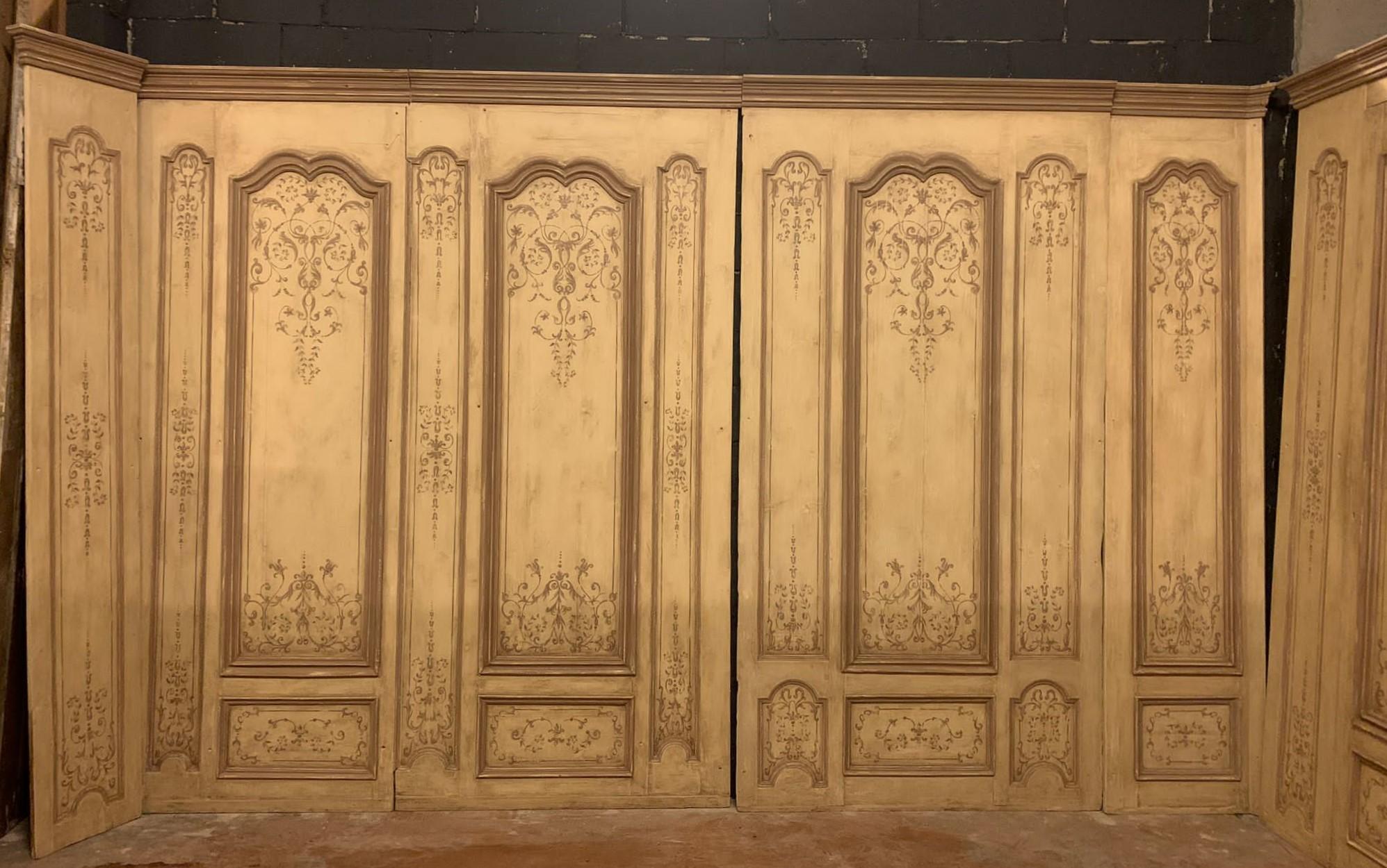 Rivestimento in legno laccato antico completo di due porte bifacciali. Presenta pannelli con dipinti ricchi di foglie e figure di giovani musicisti incorniciati da modanature ondulate di colore più scuro.
Originale del XVIII secolo, proveniente