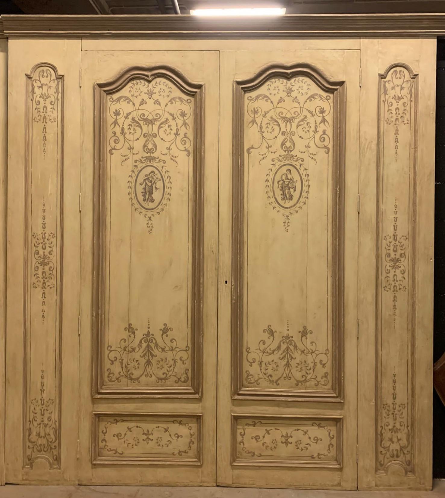 Dipinto a mano boiserie da parete in legno laccato completa di due porte, Francia in vendita