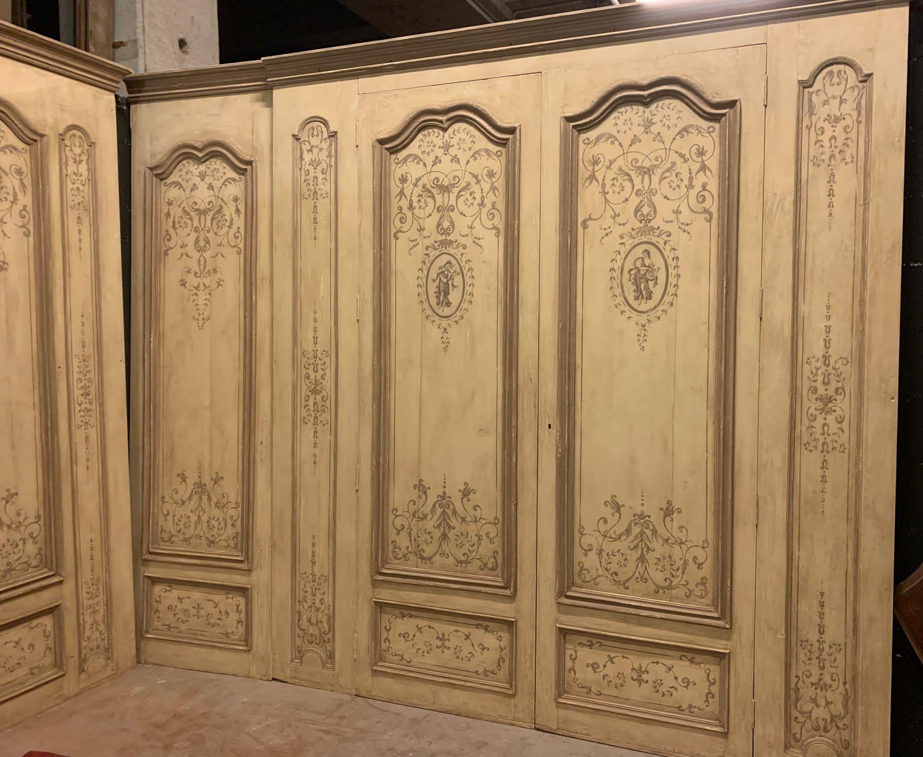 Fino al XVIII secolo boiserie da parete in legno laccato completa di due porte, Francia in vendita
