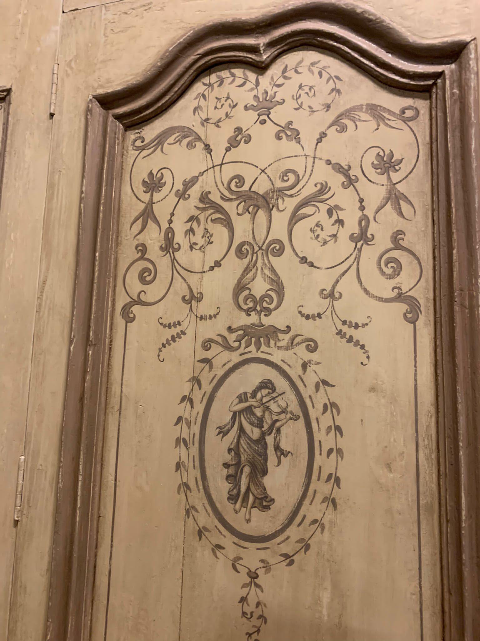boiserie da parete in legno laccato completa di due porte, Francia in vendita 1