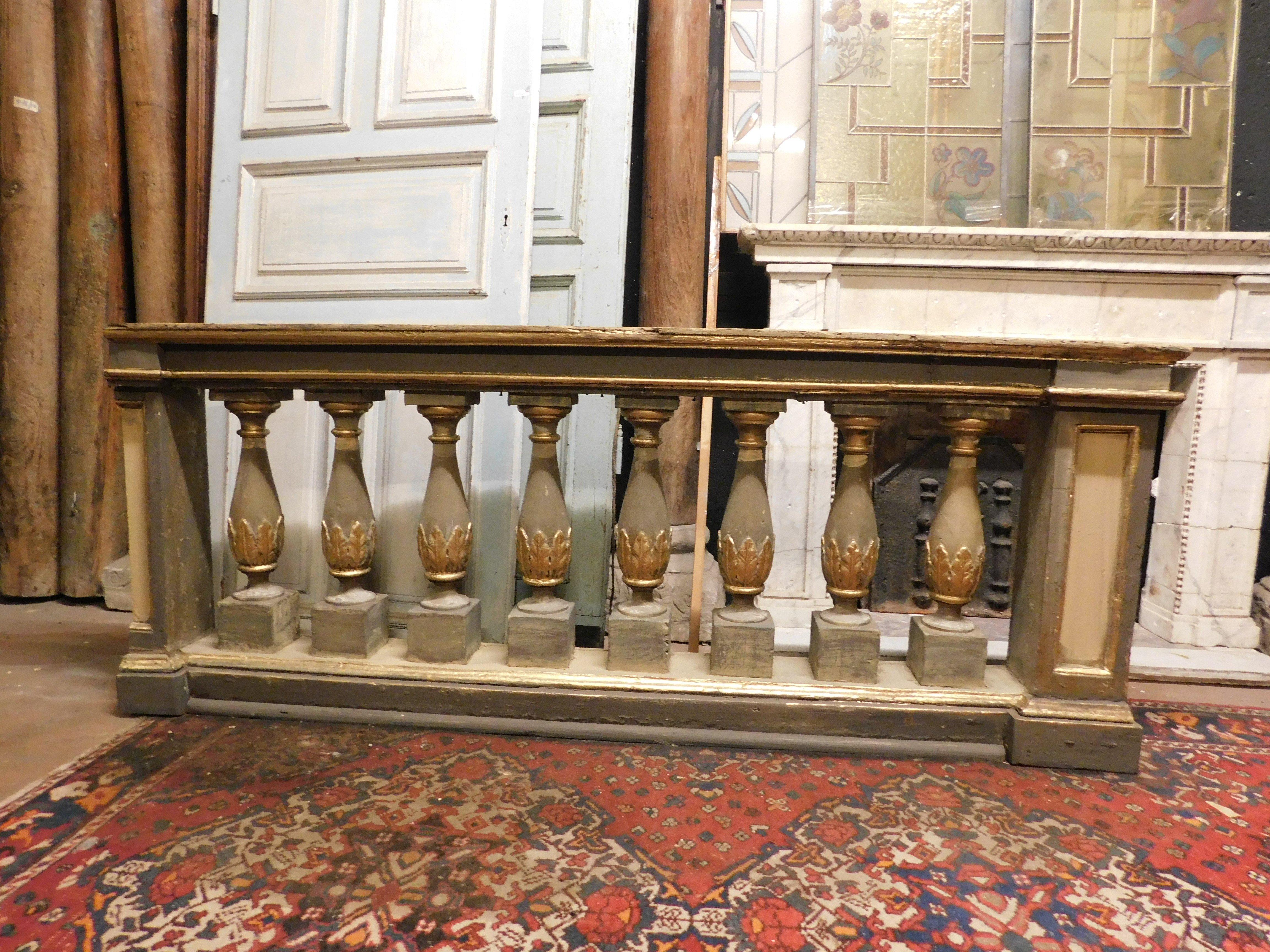 Antiker Teil einer geschnitzten und gedrechselten Holzbalustrade, lackiert mit goldenen Details und kugelförmigen Säulen mit Blumendekor, original aus dem 18. Jahrhundert, aus einem historischen Gebäude in Italien. Maße cm B 193 x H 76 x T 18