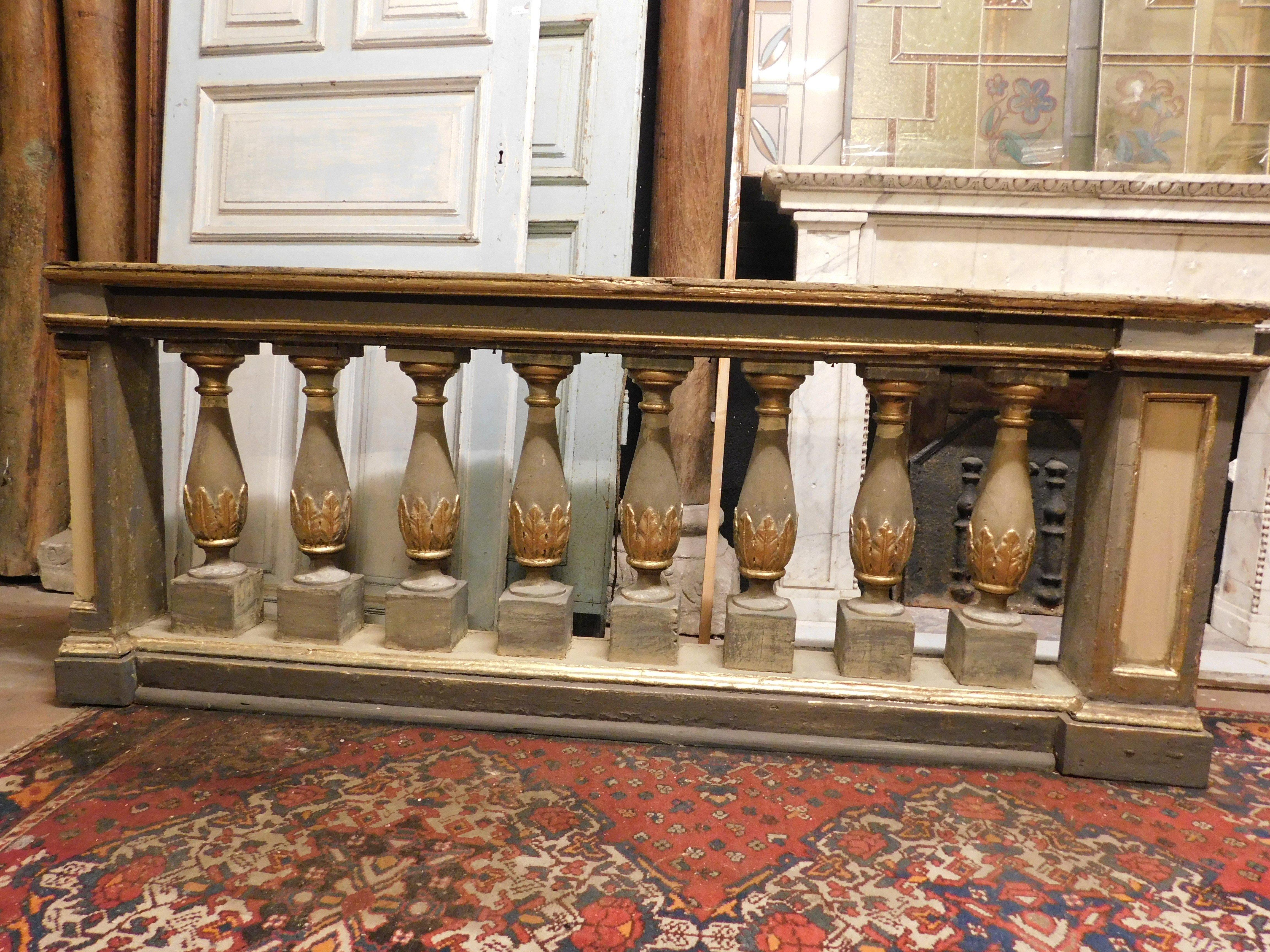 Lackierte Holzbalustrade mit geschnitzten Säulen, Italien (Italienisch)