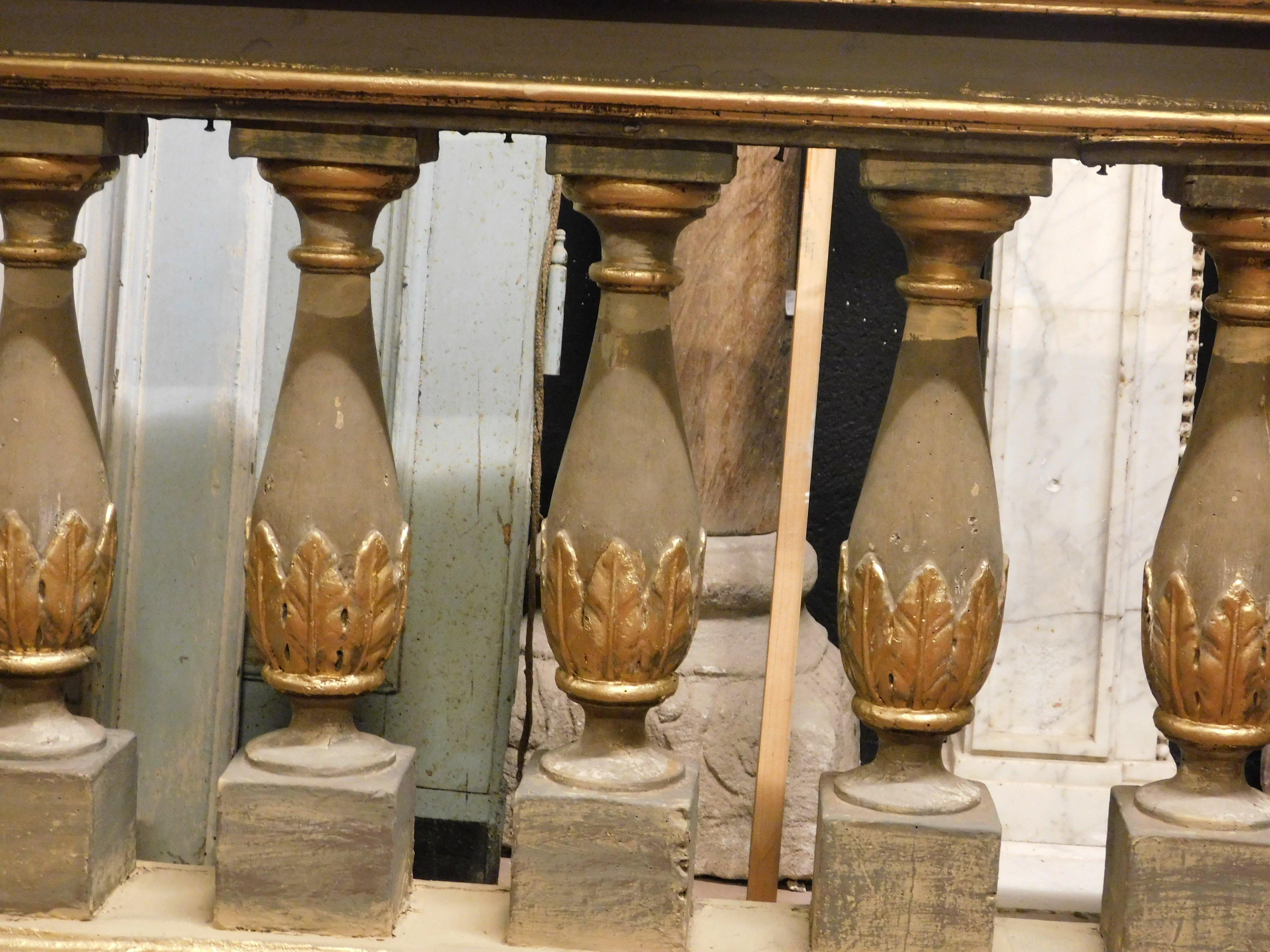 Lackierte Holzbalustrade mit geschnitzten Säulen, Italien (Handgeschnitzt)