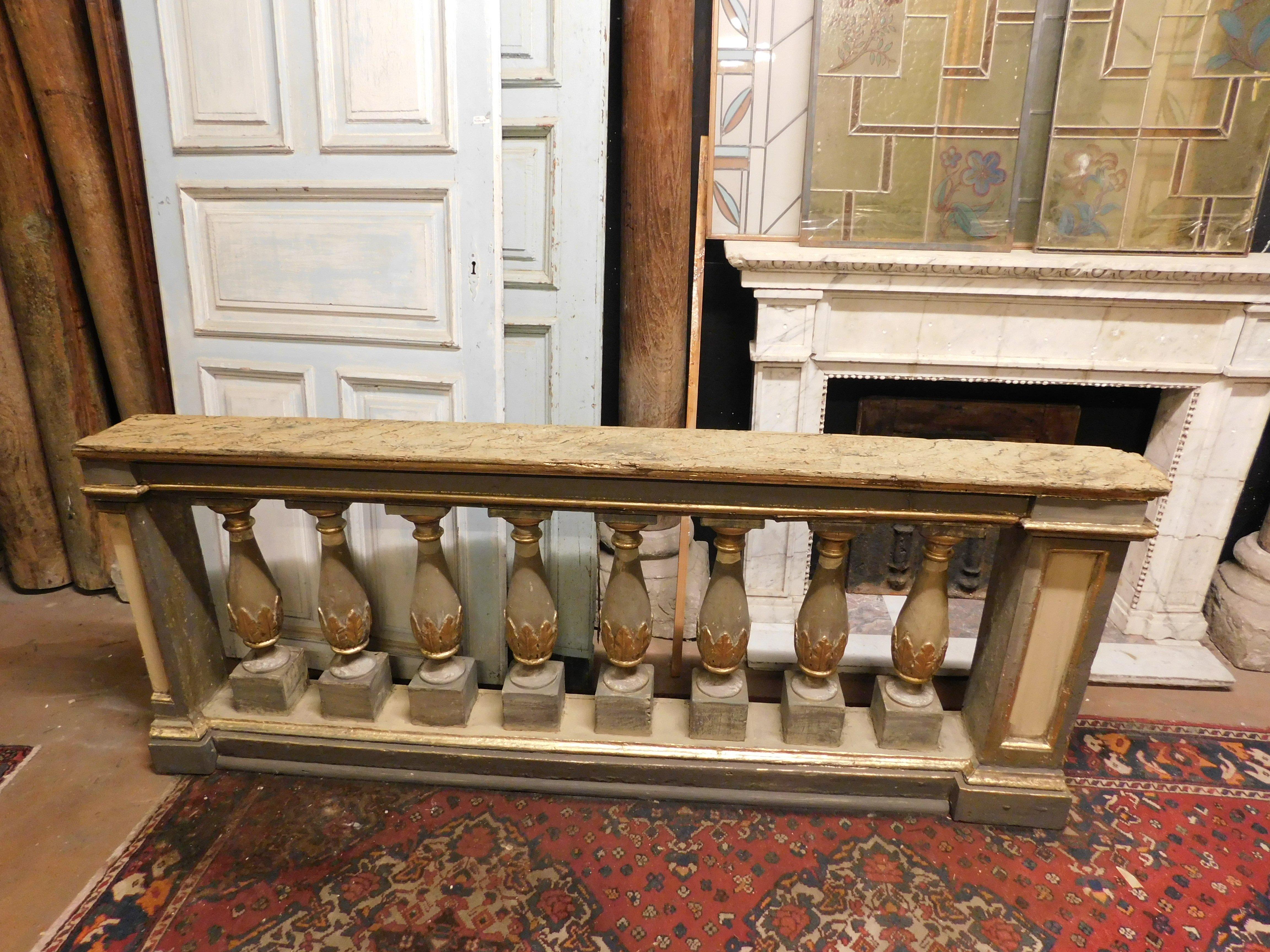 Lackierte Holzbalustrade mit geschnitzten Säulen, Italien im Zustand „Gut“ in Cuneo, Italy (CN)