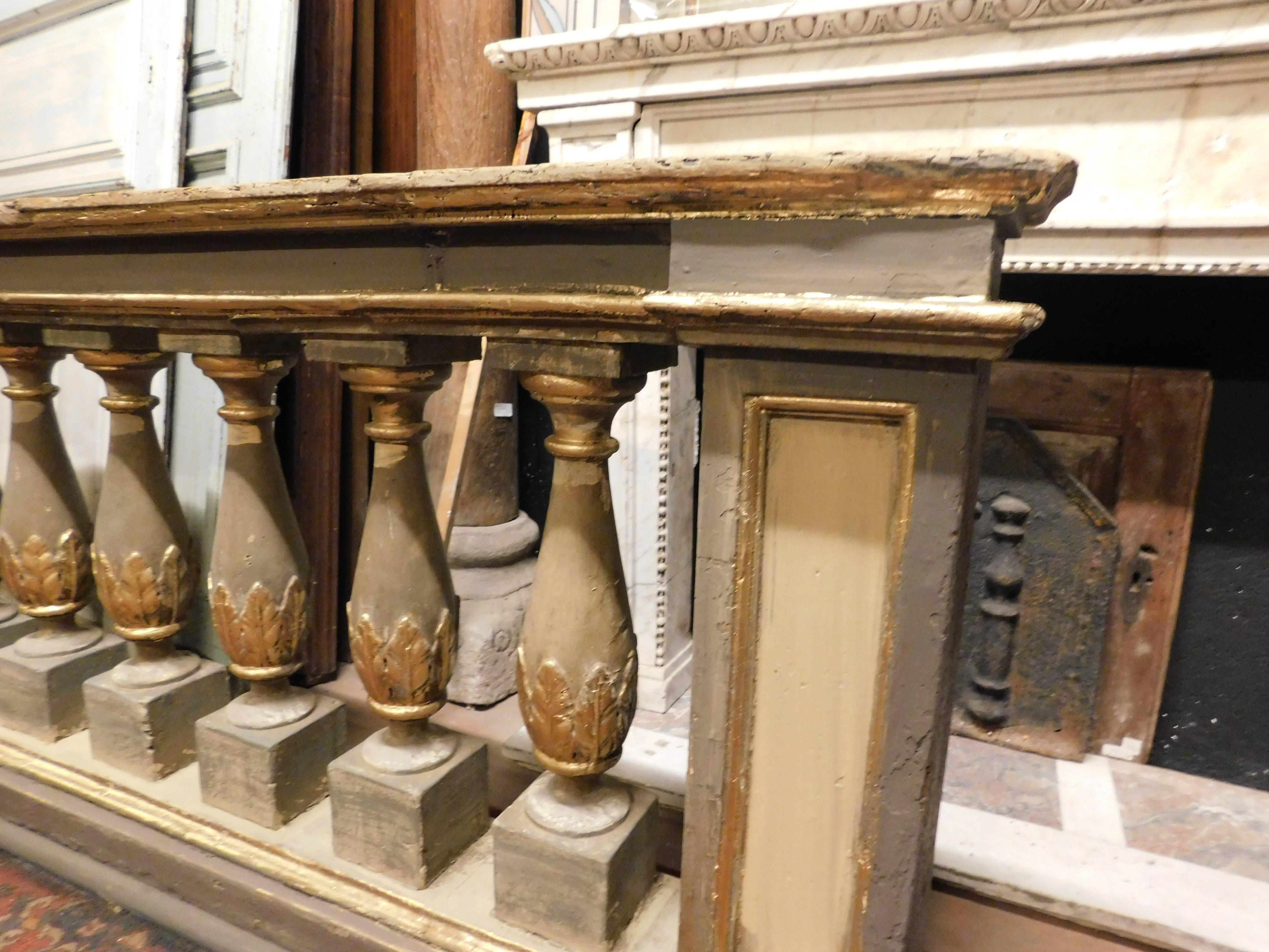 Lackierte Holzbalustrade mit geschnitzten Säulen, Italien (Pappelholz)