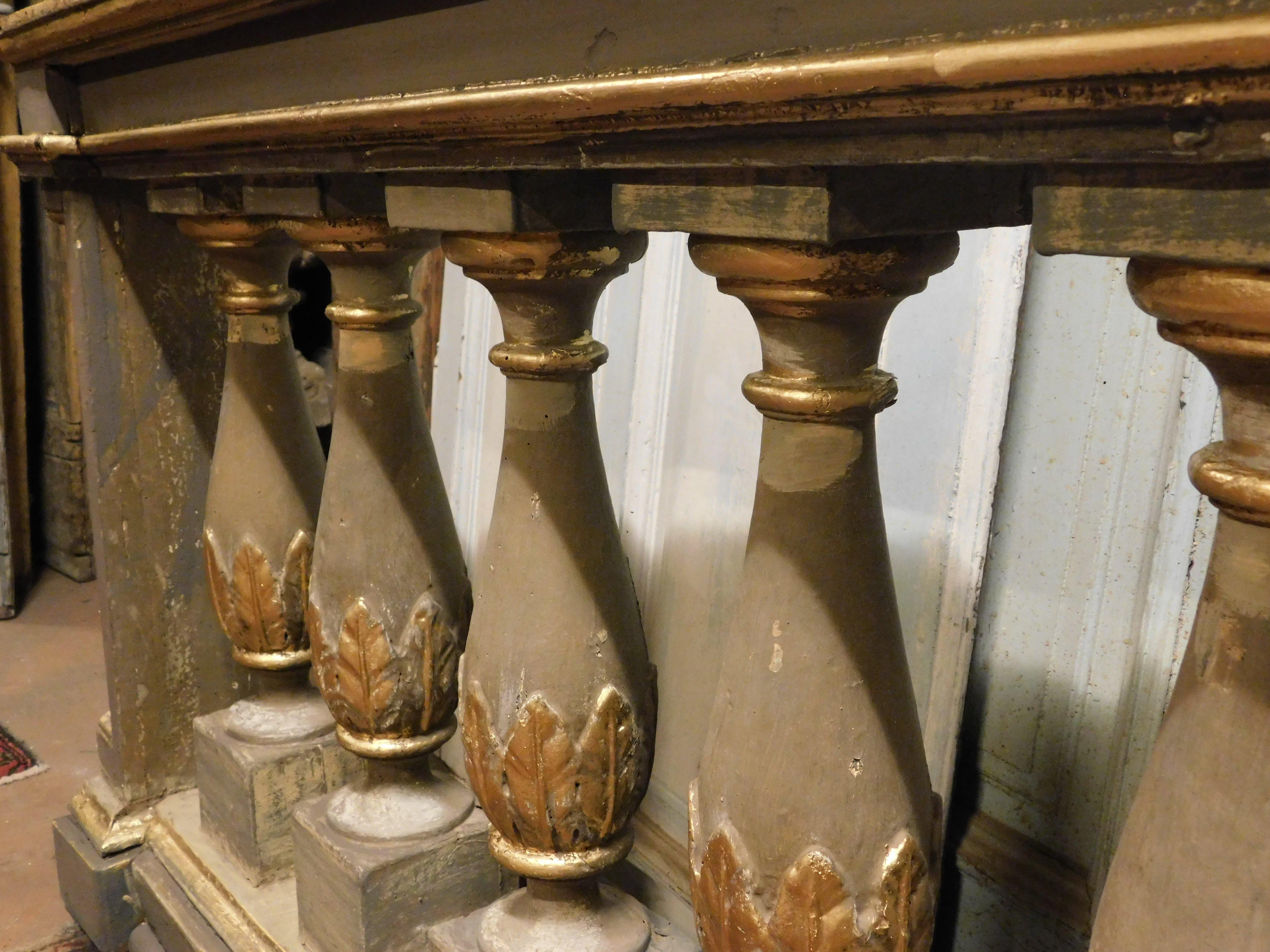 Lackierte Holzbalustrade mit geschnitzten Säulen, Italien 2
