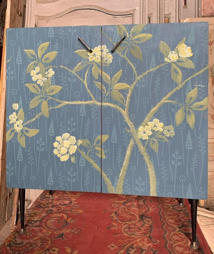 old lacquered wooden cabinet with vintage floral paintings, small cabinet in chipboard with pretty handmade floral painting, original from the 60s/70s.
It has two doors with internal shelves, Measurements cm w 75 x H 82 x D 42